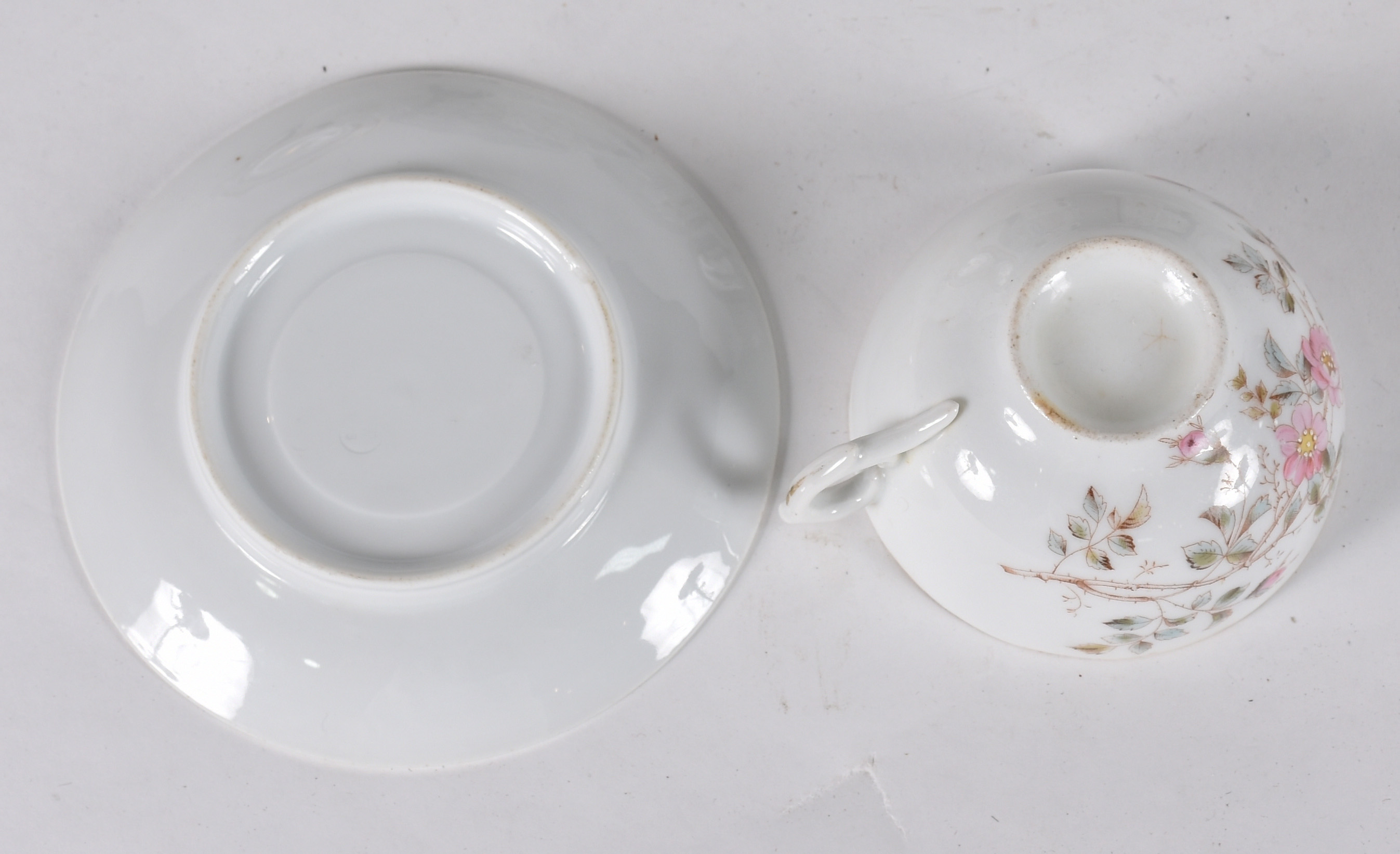 Diversas peças sendo, dois pratos com motivos chineses, dois pratos... - foto 3 de 6