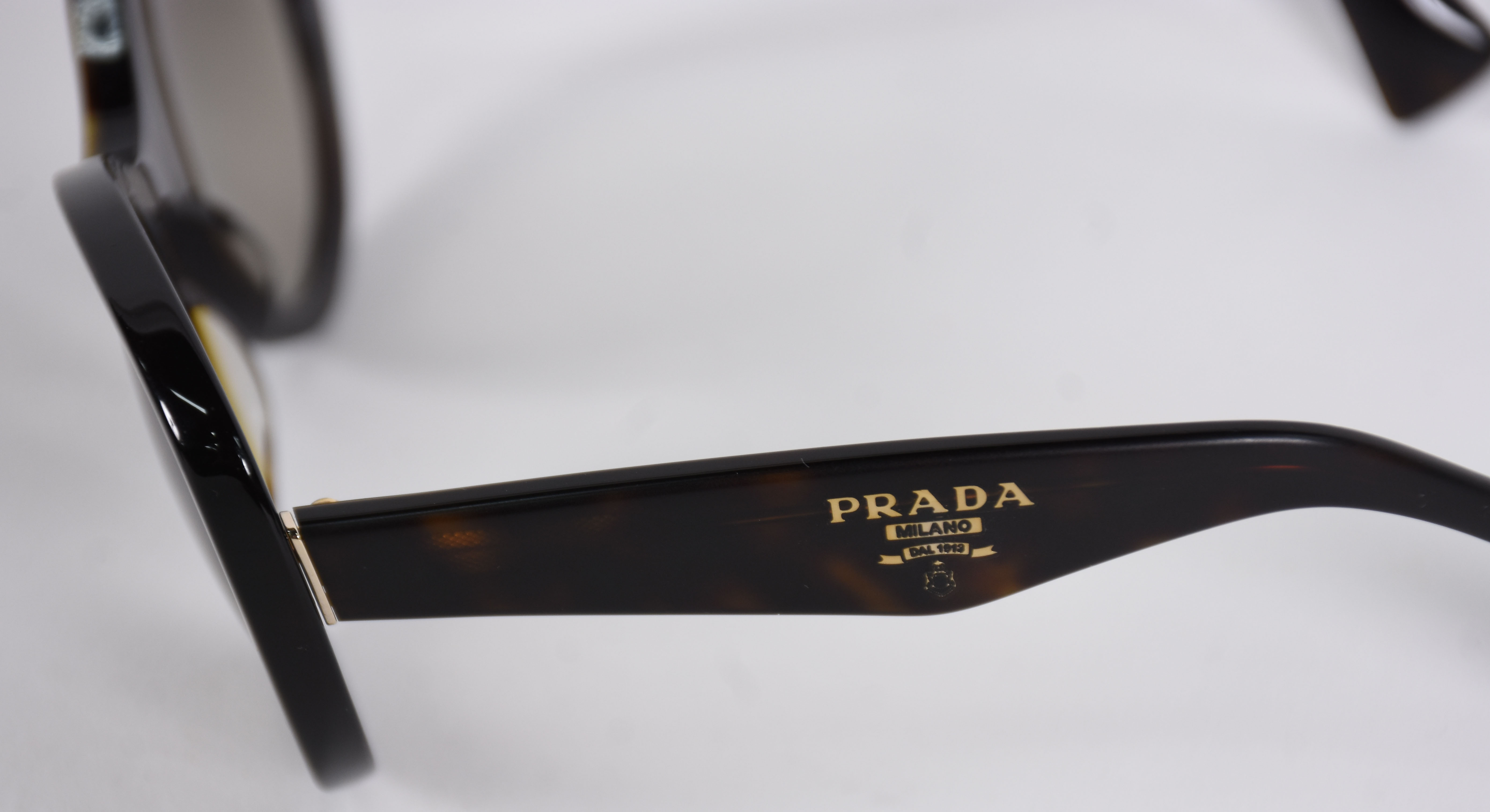Óculos de sol da marca Prada, no estojo. - foto 5 de 8