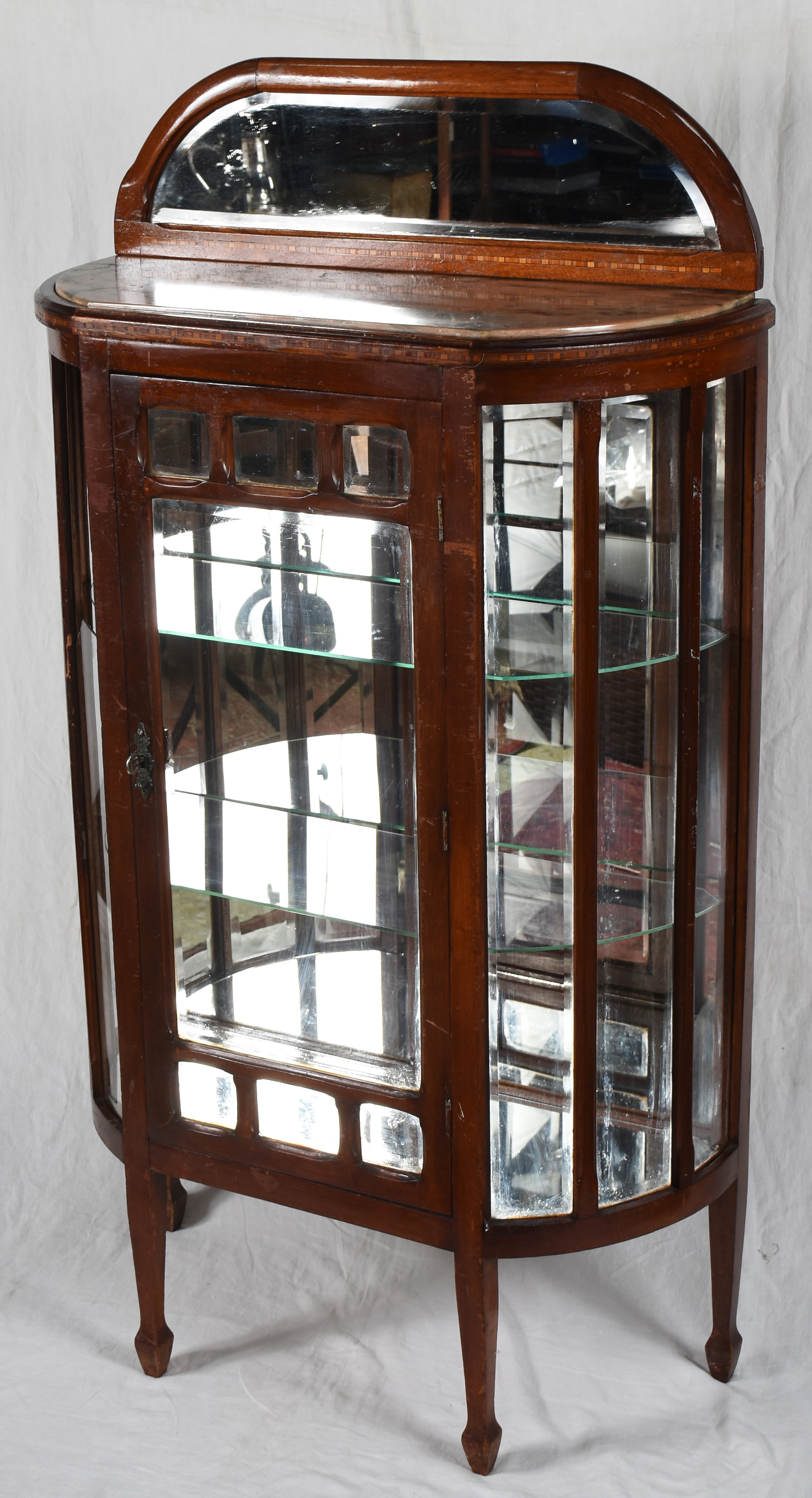 Vitrine de madeira filetada, fundo espelhado e tampo de mármore (um... - foto 1 de 5