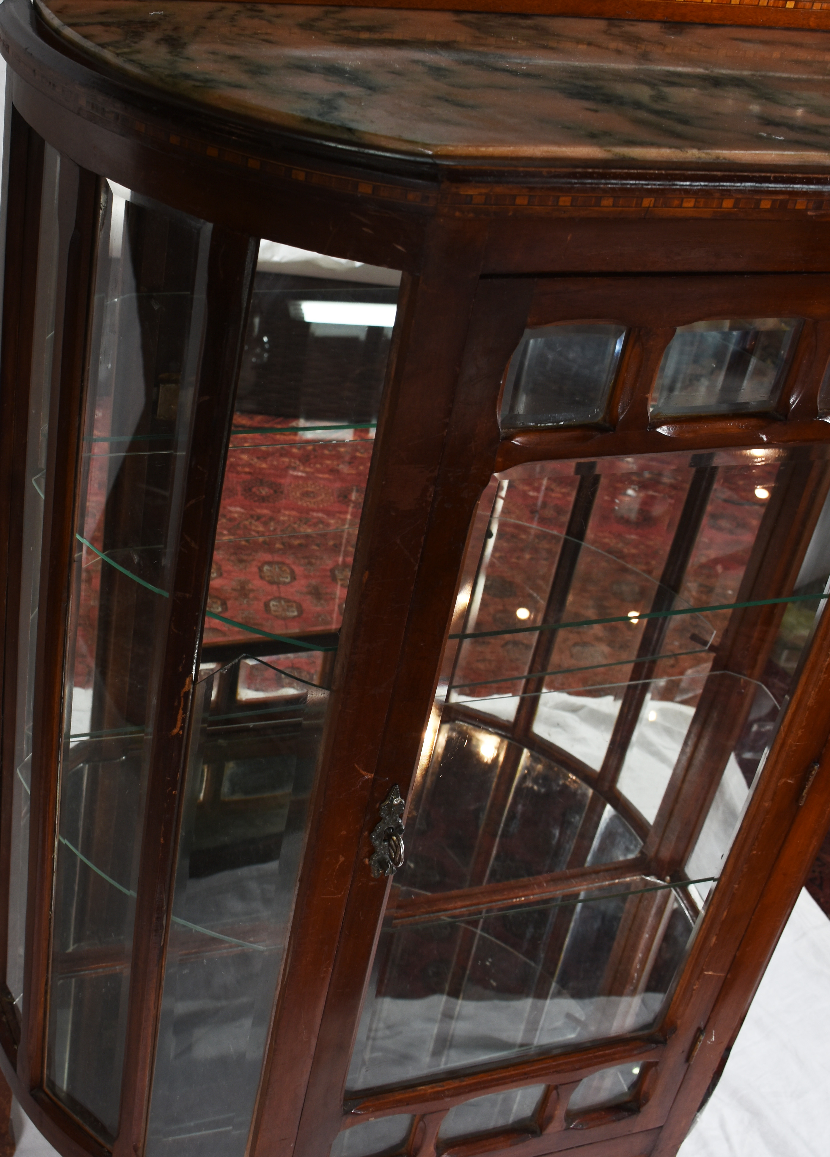 Vitrine de madeira filetada, fundo espelhado e tampo de mármore (um... - foto 2 de 5