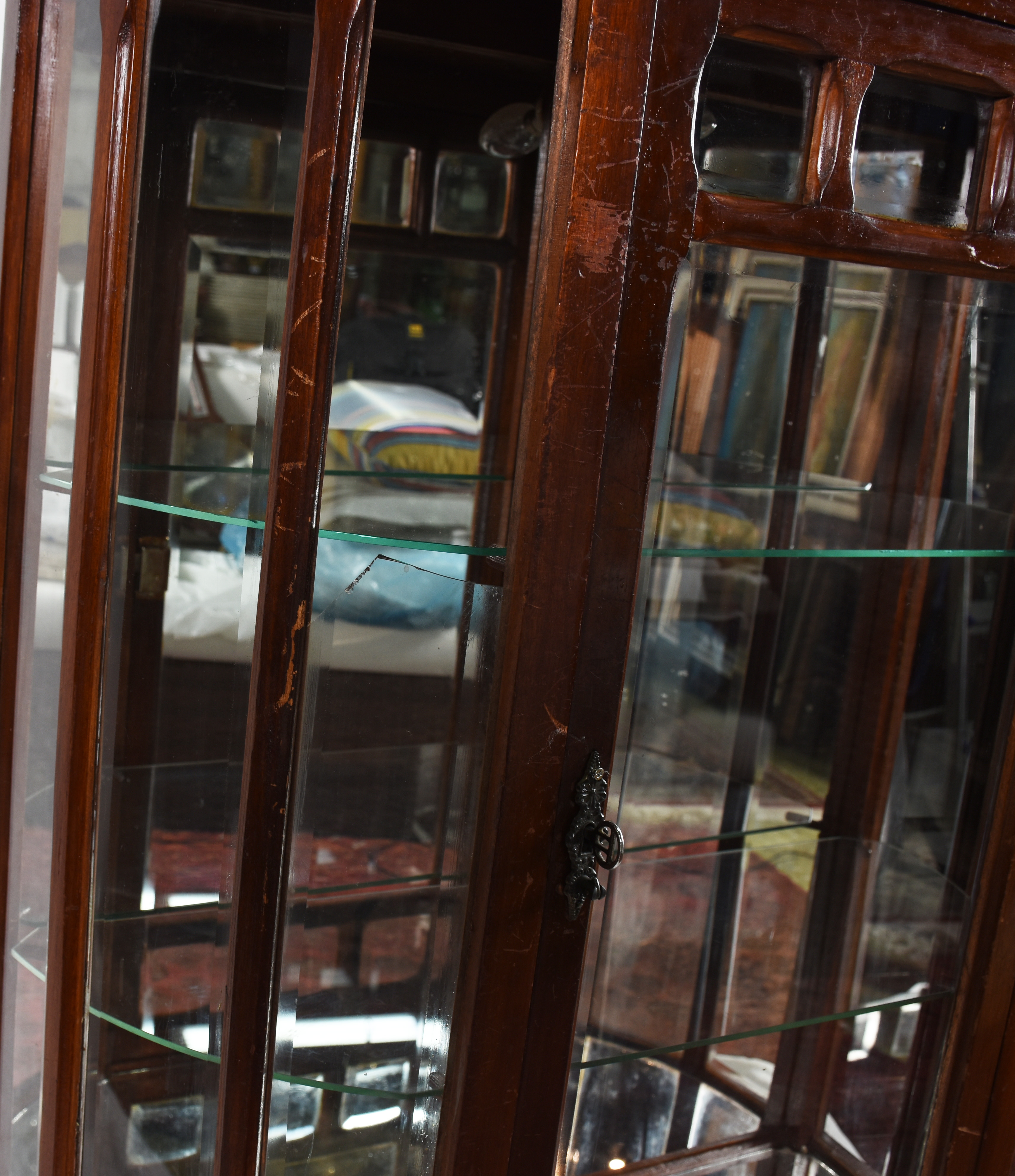 Vitrine de madeira filetada, fundo espelhado e tampo de mármore (um... - foto 3 de 5