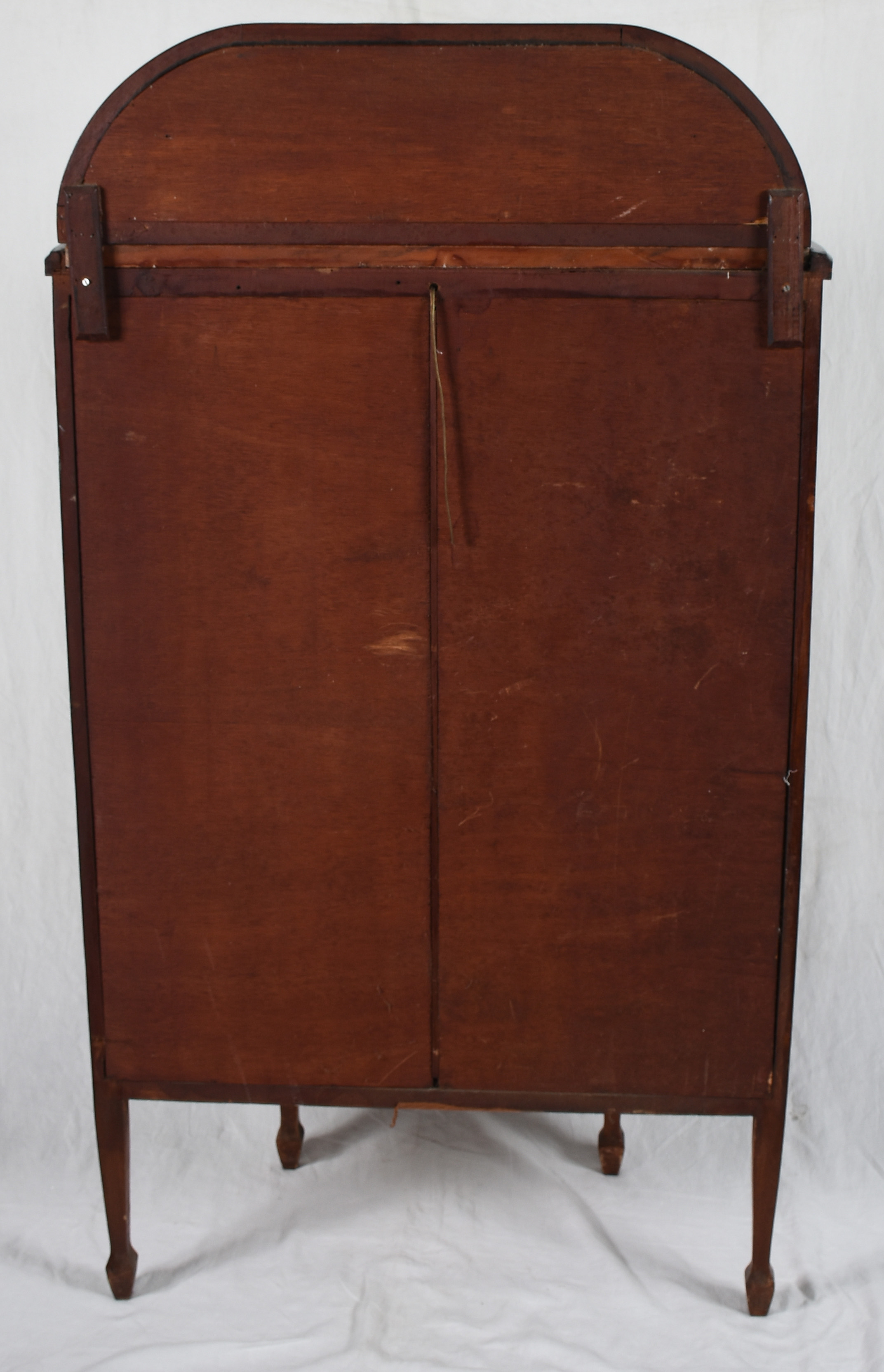 Vitrine de madeira filetada, fundo espelhado e tampo de mármore (um... - foto 4 de 5