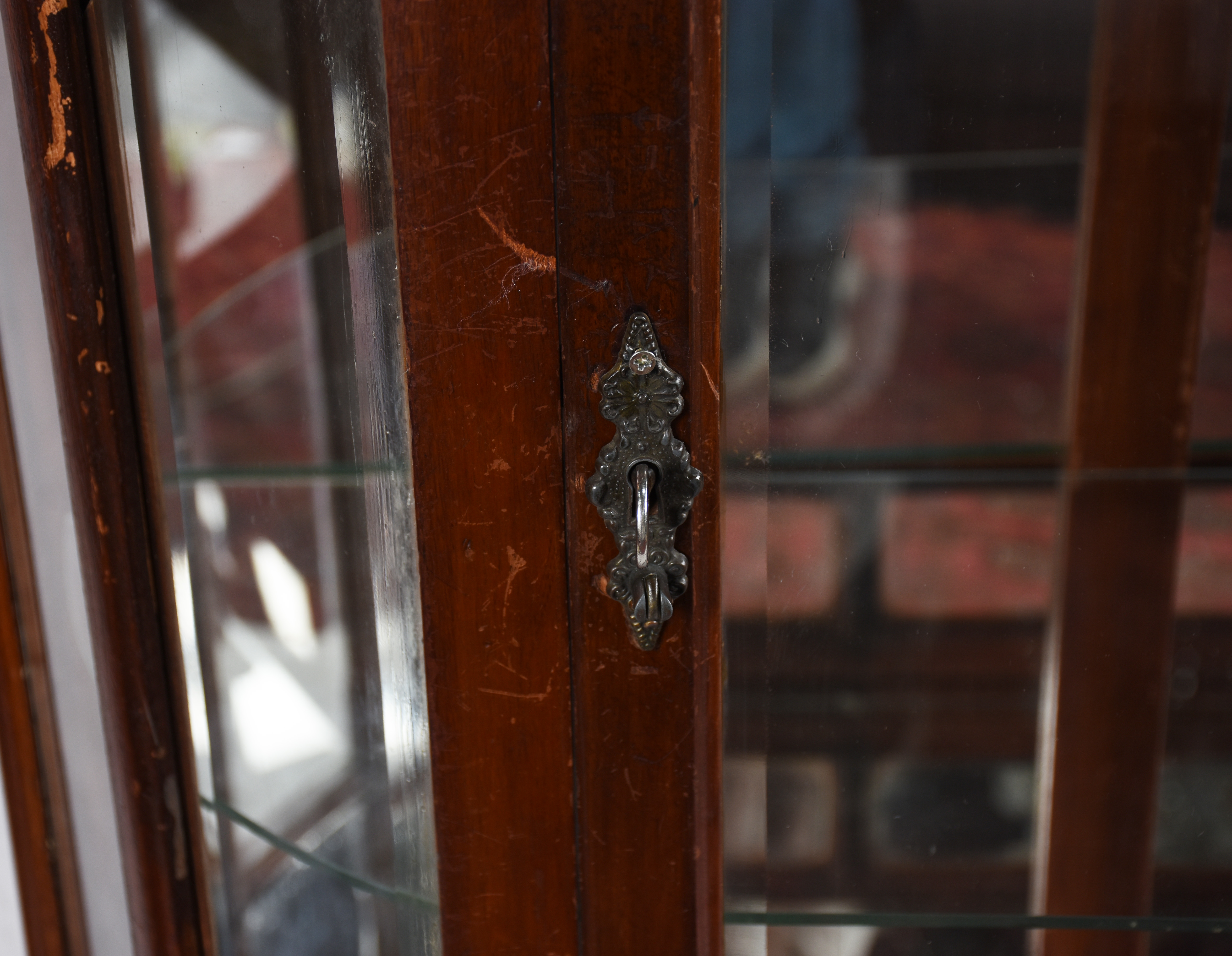 Vitrine de madeira filetada, fundo espelhado e tampo de mármore (um... - foto 5 de 5
