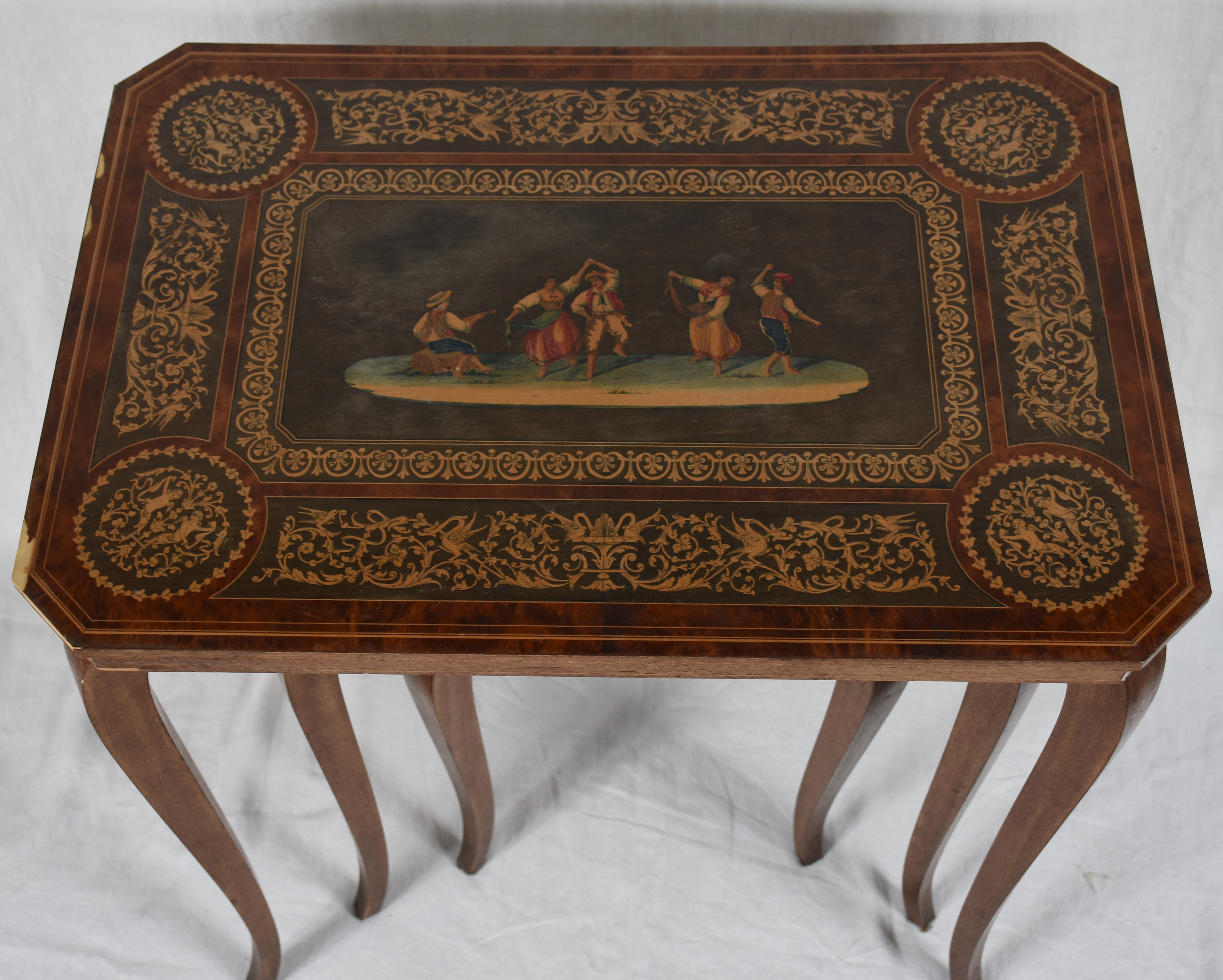 Mesa ninho italiana de madeira trabalhada, com 3 peças, pernas de... - foto 2 de 4