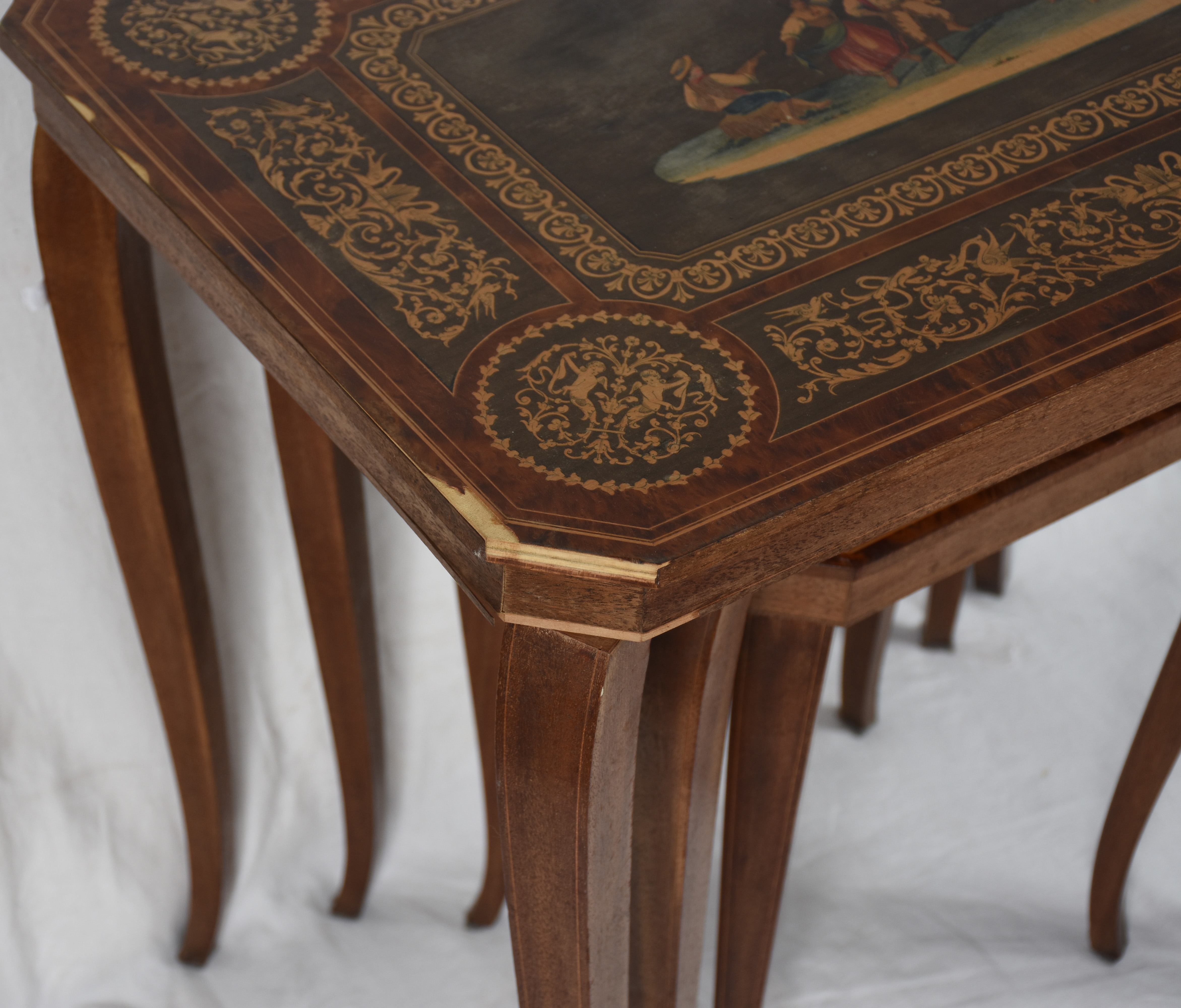 Mesa ninho italiana de madeira trabalhada, com 3 peças, pernas de... - foto 4 de 4