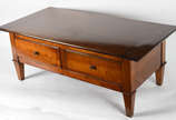 Mesa de centro de madeira nobre, com 2 gavetas ... - Mesa de centro de madeira nobre, com 2 gavetas que se abrem para ambos os lados e pranchas laterais deslizantes.