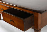 Mesa de centro de madeira nobre, com 2 gavetas ... - Mesa de centro de madeira nobre, com 2 gavetas que se abrem para ambos os lados e pranchas laterais deslizantes.