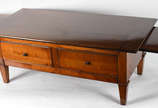 Mesa de centro de madeira nobre, com 2 gavetas ... - Mesa de centro de madeira nobre, com 2 gavetas que se abrem para ambos os lados e pranchas laterais deslizantes.