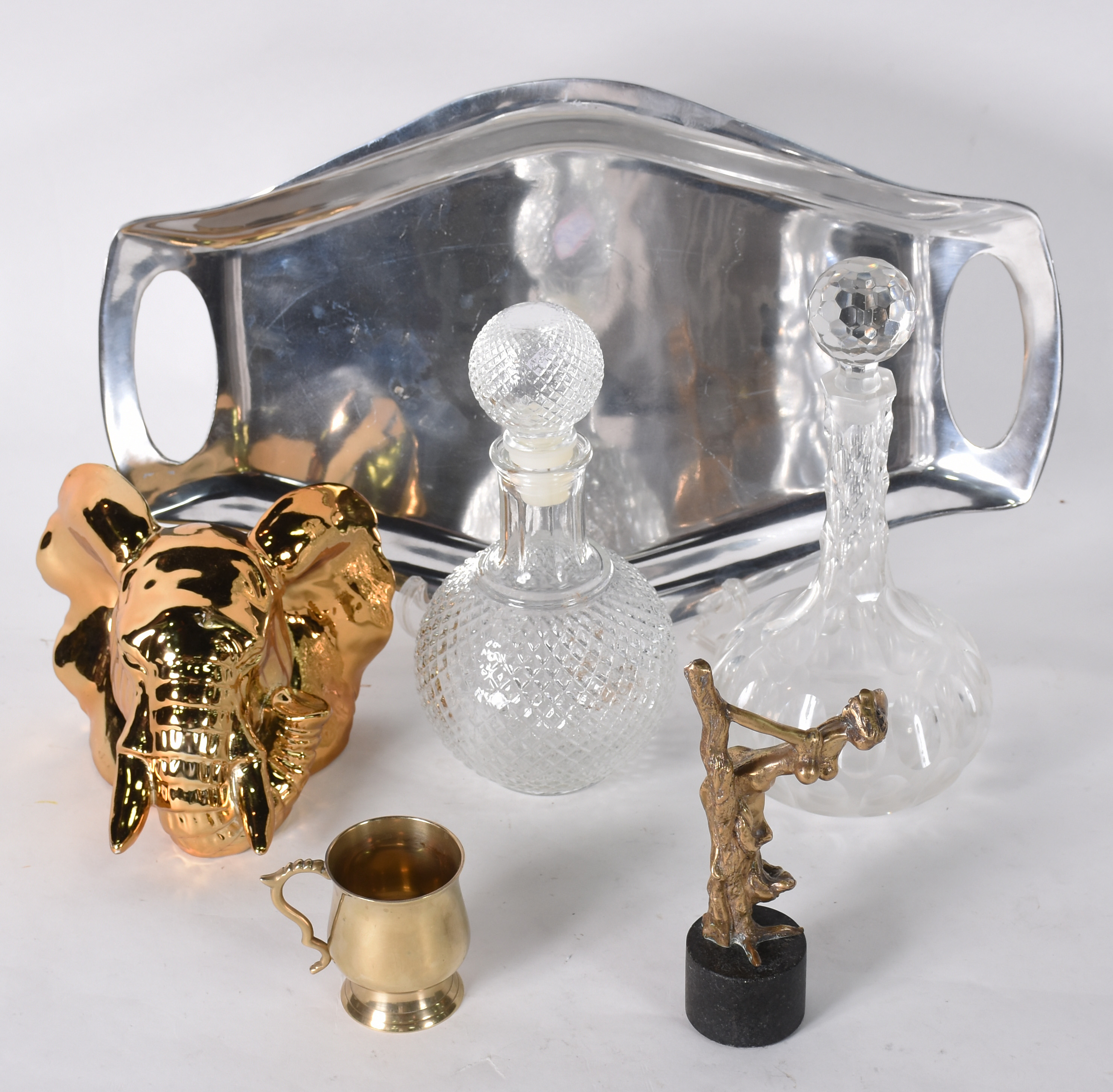 Diversas peças, sendo: Duas garrafas de cristal (uma com mofo)... - foto 1 de 4