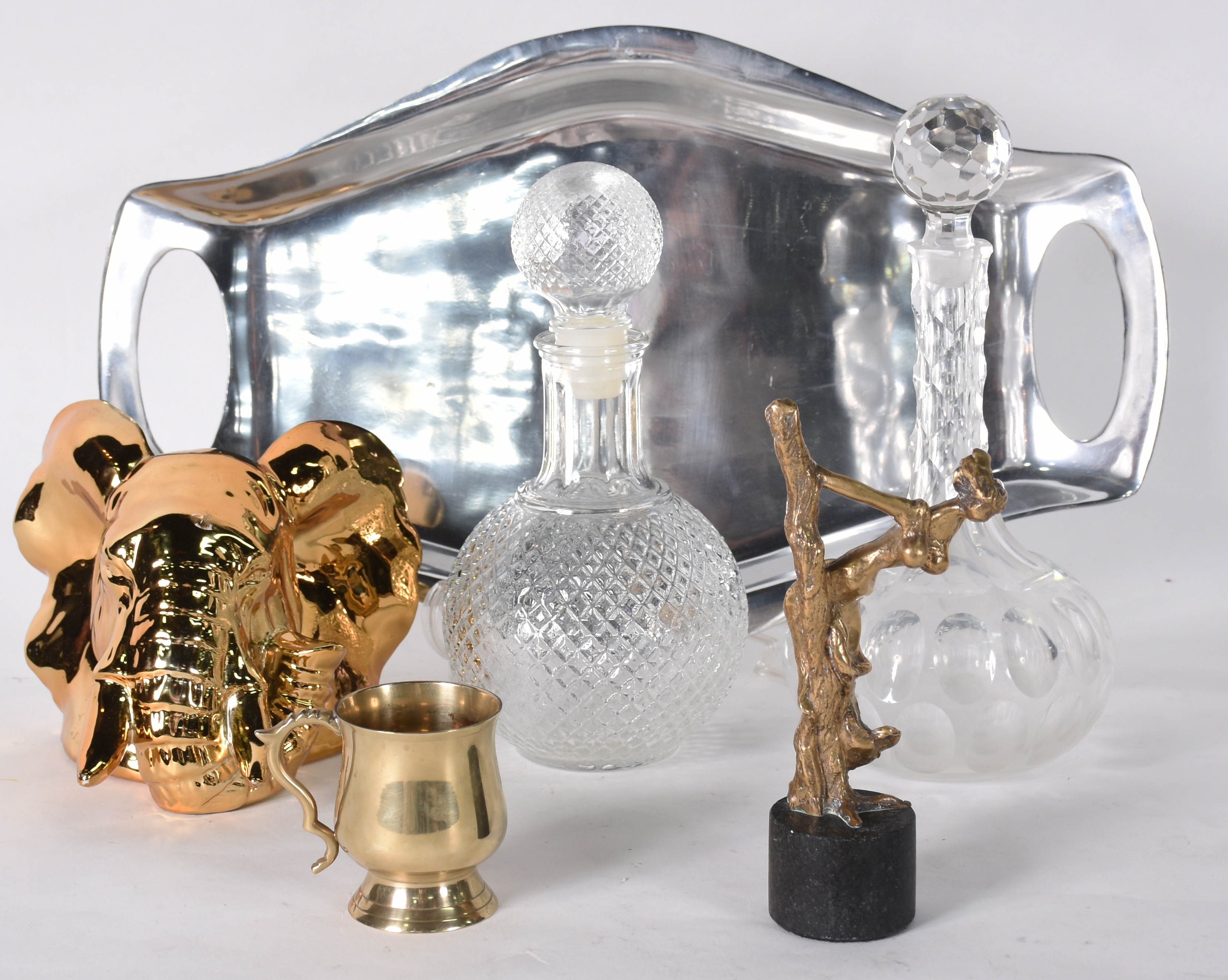 Diversas peças, sendo: Duas garrafas de cristal (uma com mofo)... - foto 2 de 4