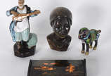 Quatro peças orientais, sendo: caixa de lacca; ... - Quatro peças orientais, sendo: caixa de lacca; busto de pedra (alt.17 cm); cavalo de cloisone (alt.11 cm) e estatueta ancião violeiro (alt.21 cm).
