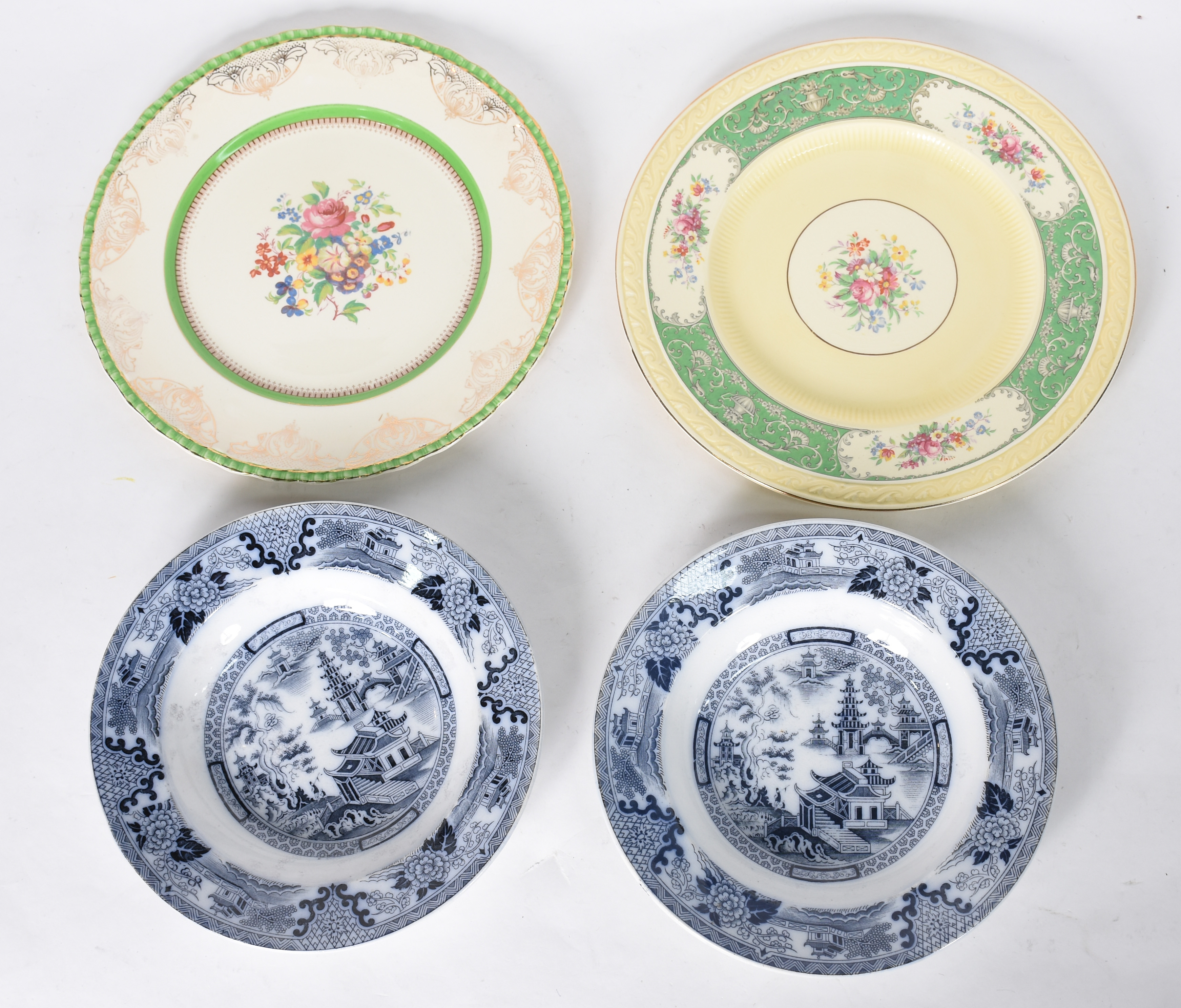 Quatro pratos de porcelana, sendo 2 fundos com motivos orientais e 2... - foto 1 de 5