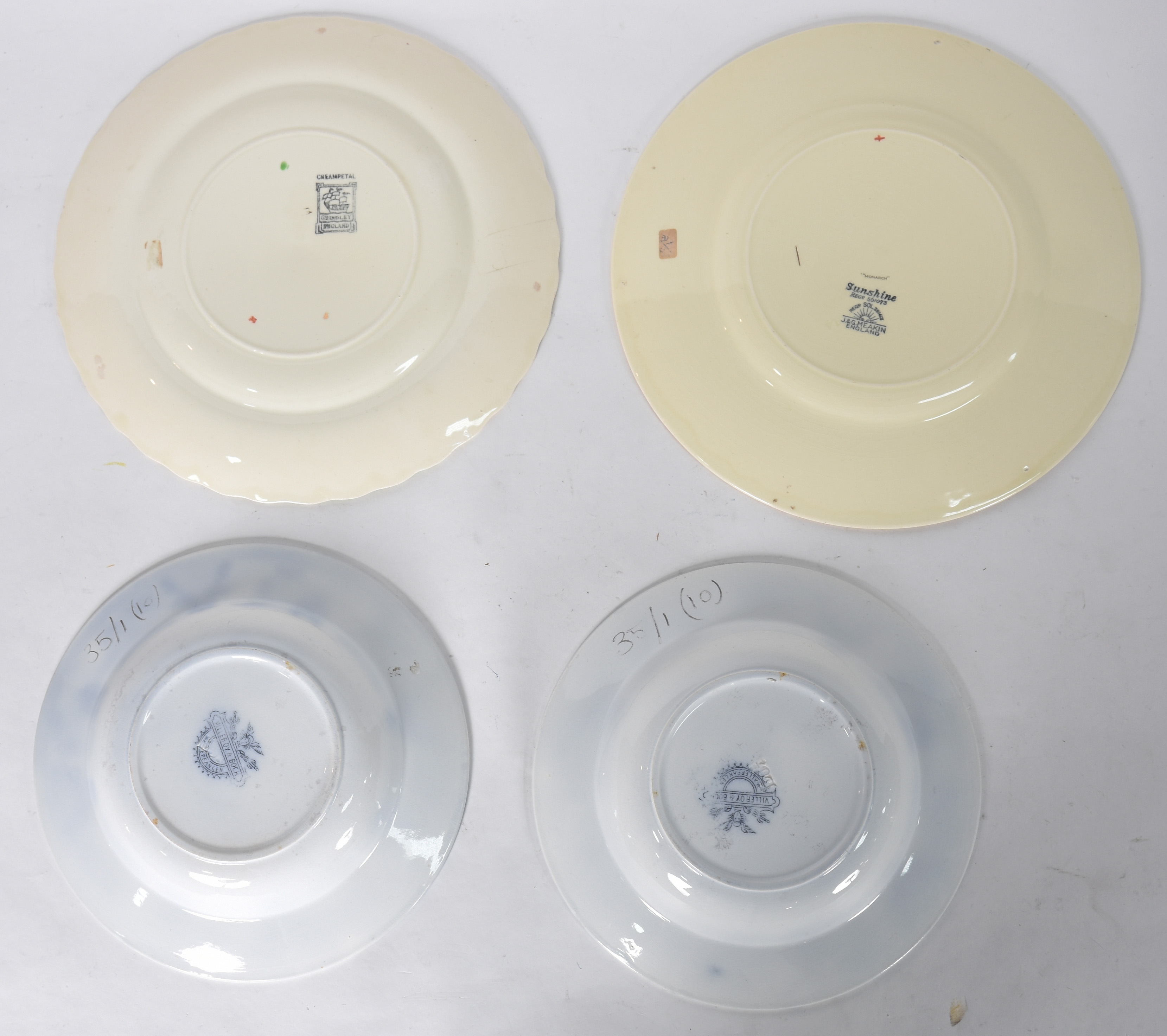 Quatro pratos de porcelana, sendo 2 fundos com motivos orientais e 2... - foto 2 de 5