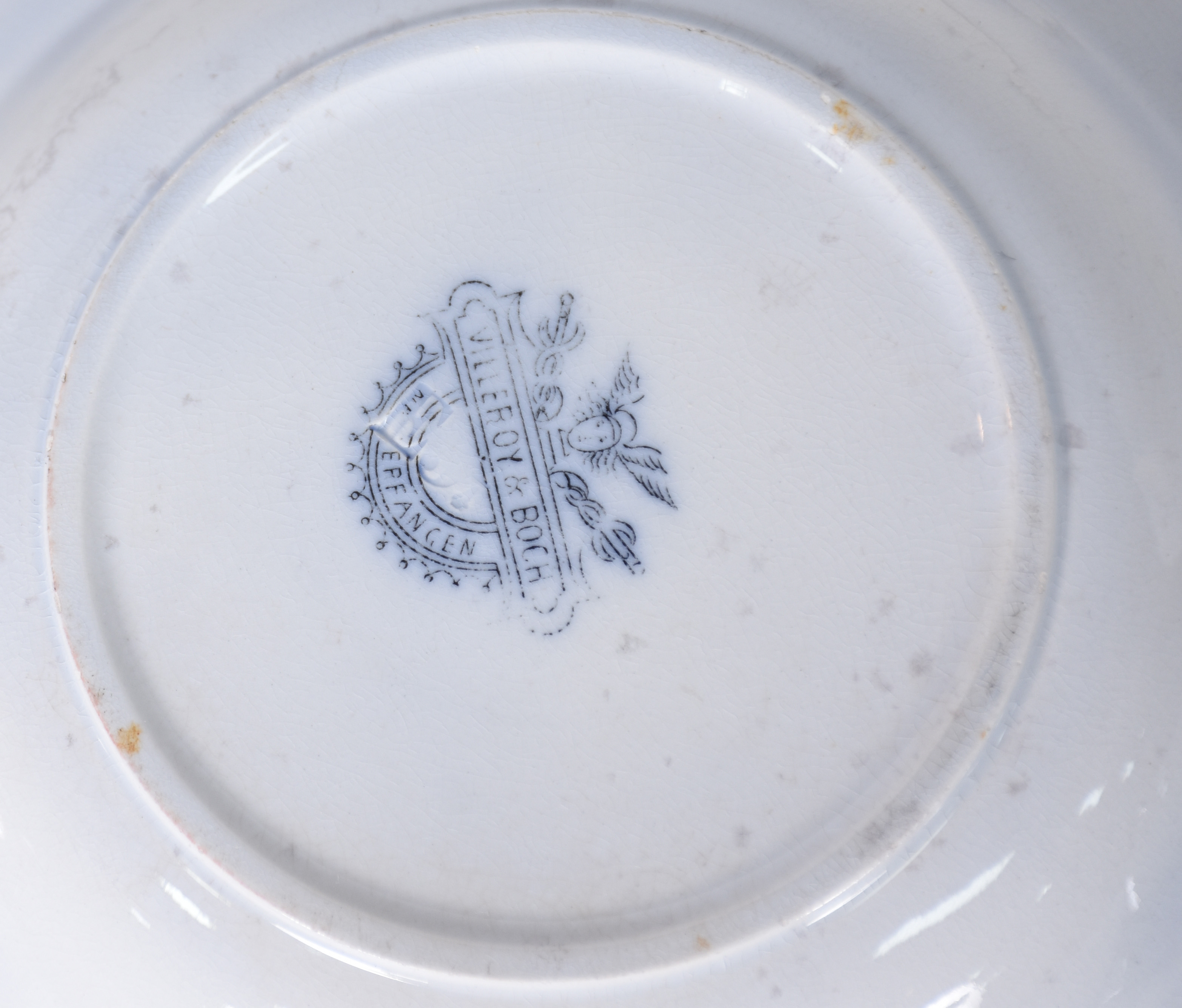 Quatro pratos de porcelana, sendo 2 fundos com motivos orientais e 2... - foto 3 de 5