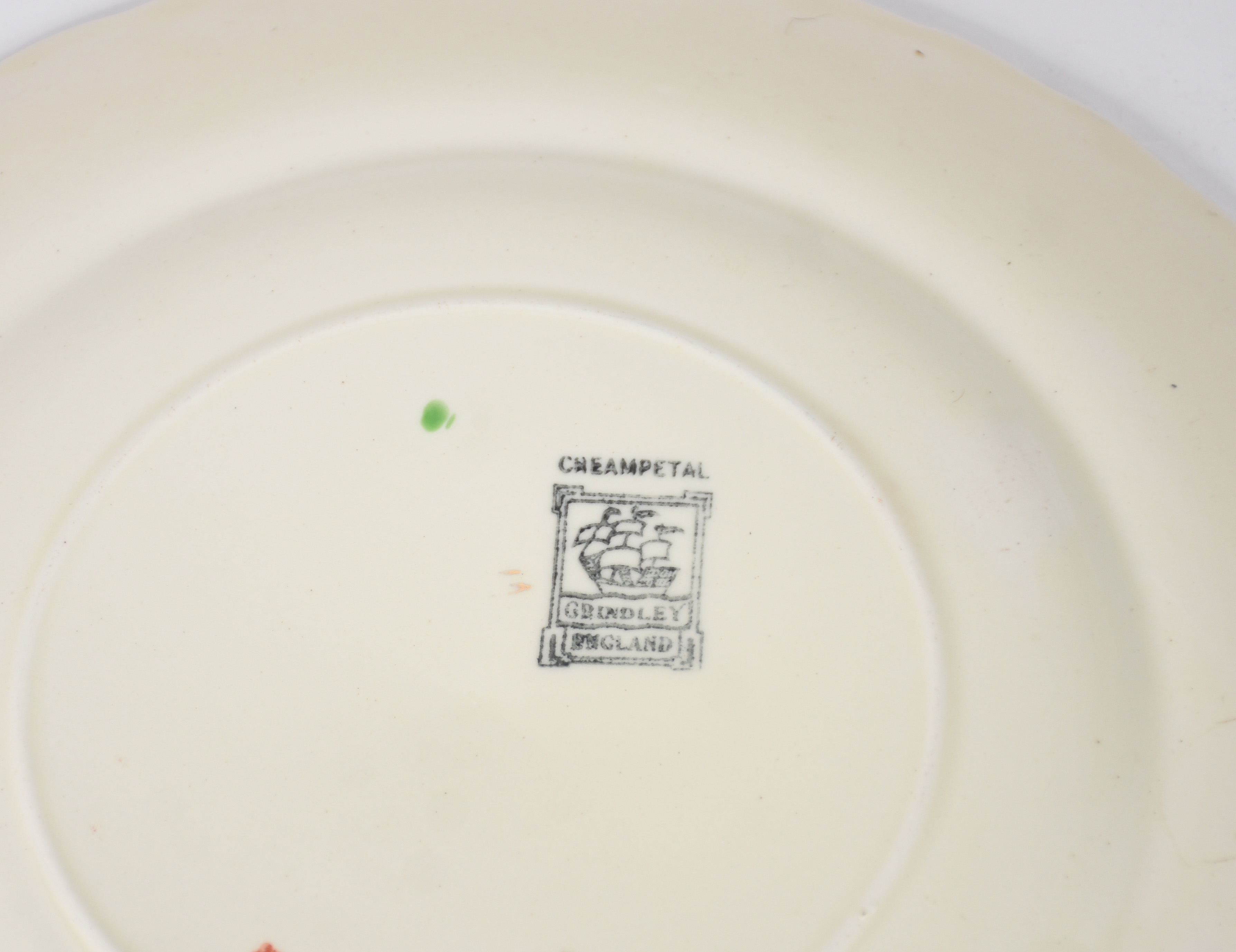 Quatro pratos de porcelana, sendo 2 fundos com motivos orientais e 2... - foto 4 de 5