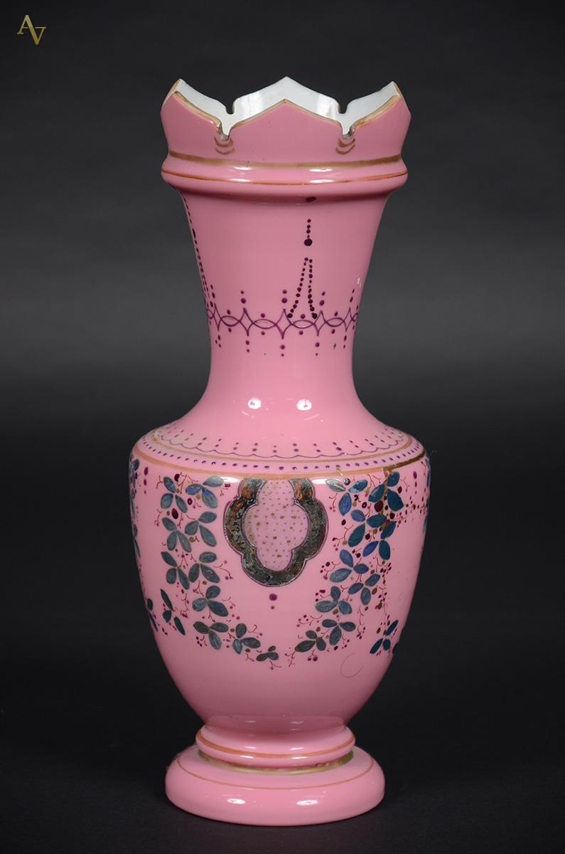 Vaso de opalina rosa com guirlandas policromadas, borda feitio...