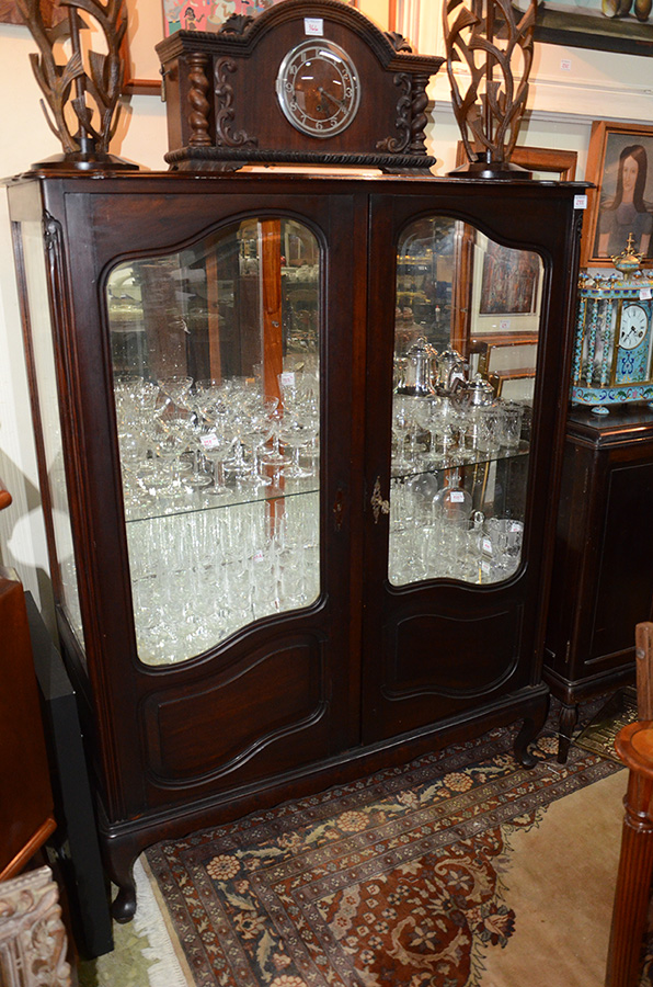 Vitrine de madeira nobre estilo chipendale com fundo espelhado...