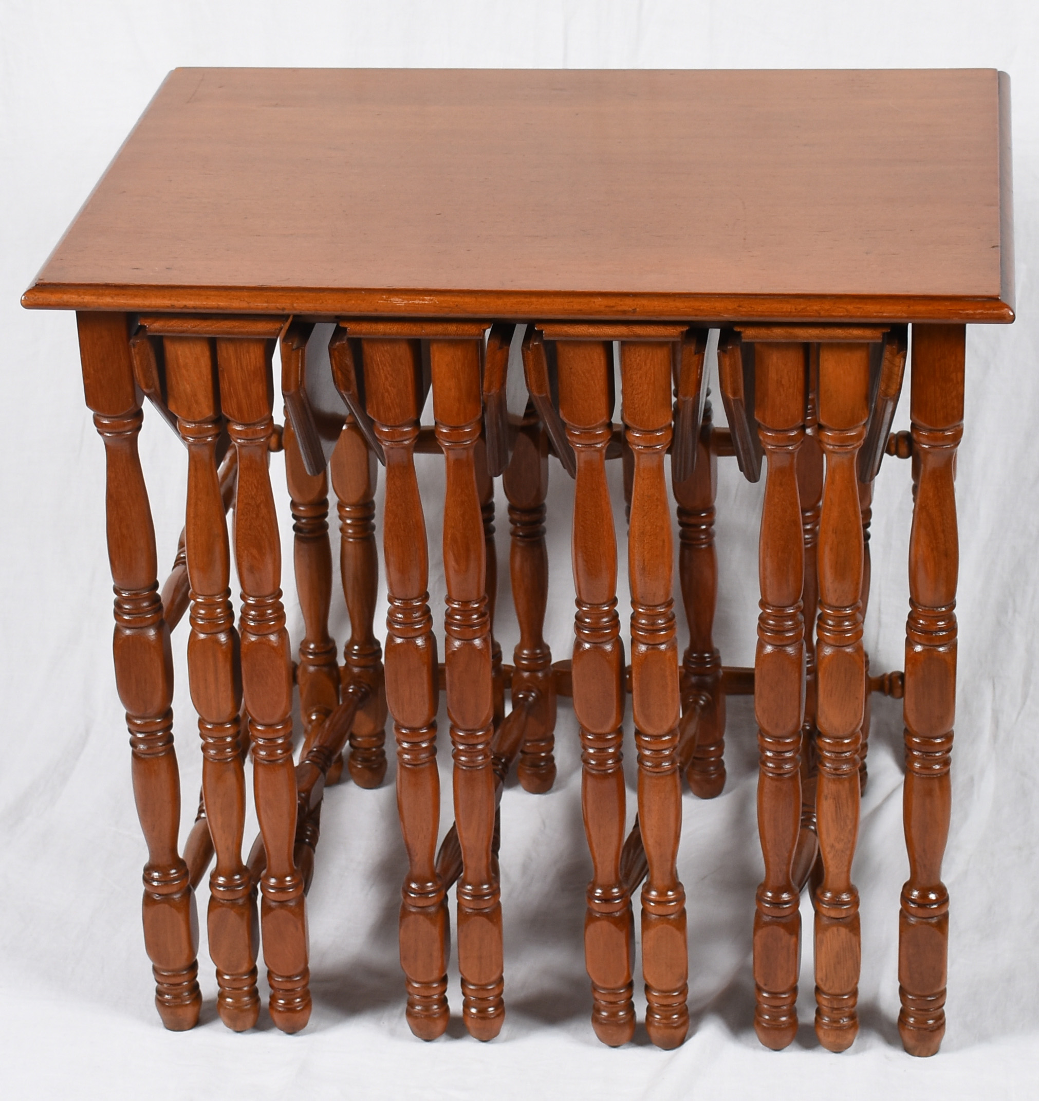 Mesa ninho de madeira nobre com 4 mesinhas encaixadas, pernas... - foto 1 de 3