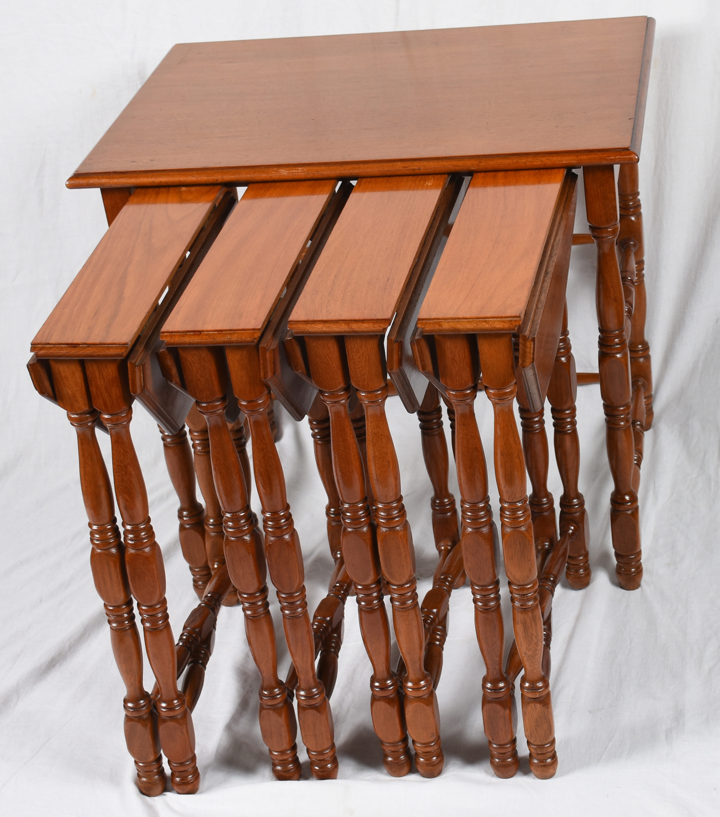 Mesa ninho de madeira nobre com 4 mesinhas encaixadas, pernas... - foto 2 de 3