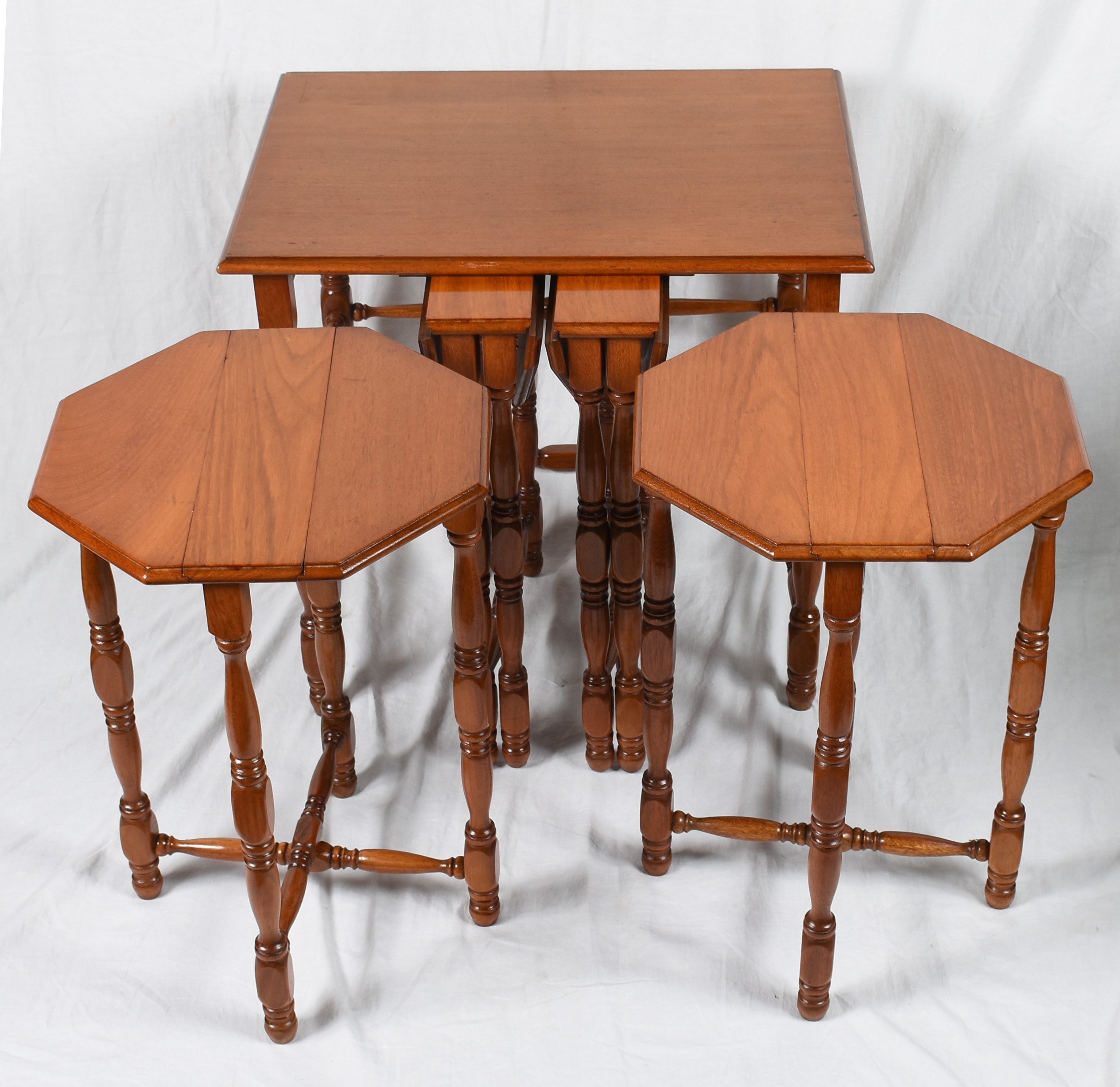 Mesa ninho de madeira nobre com 4 mesinhas encaixadas, pernas... - foto 3 de 3