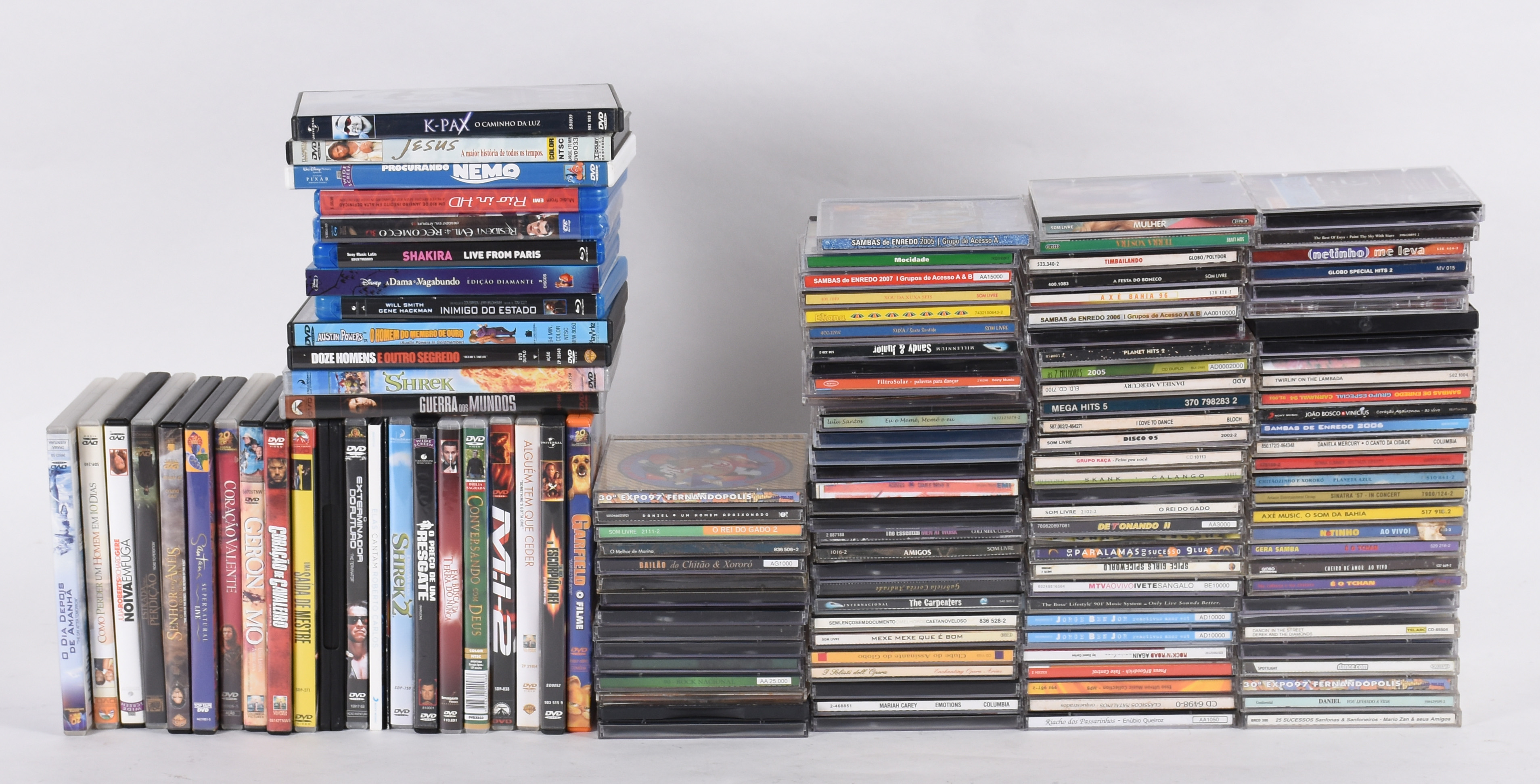 Lote com aproximadamente 250 cds e 80 dvds diversos. - foto 1 de 4