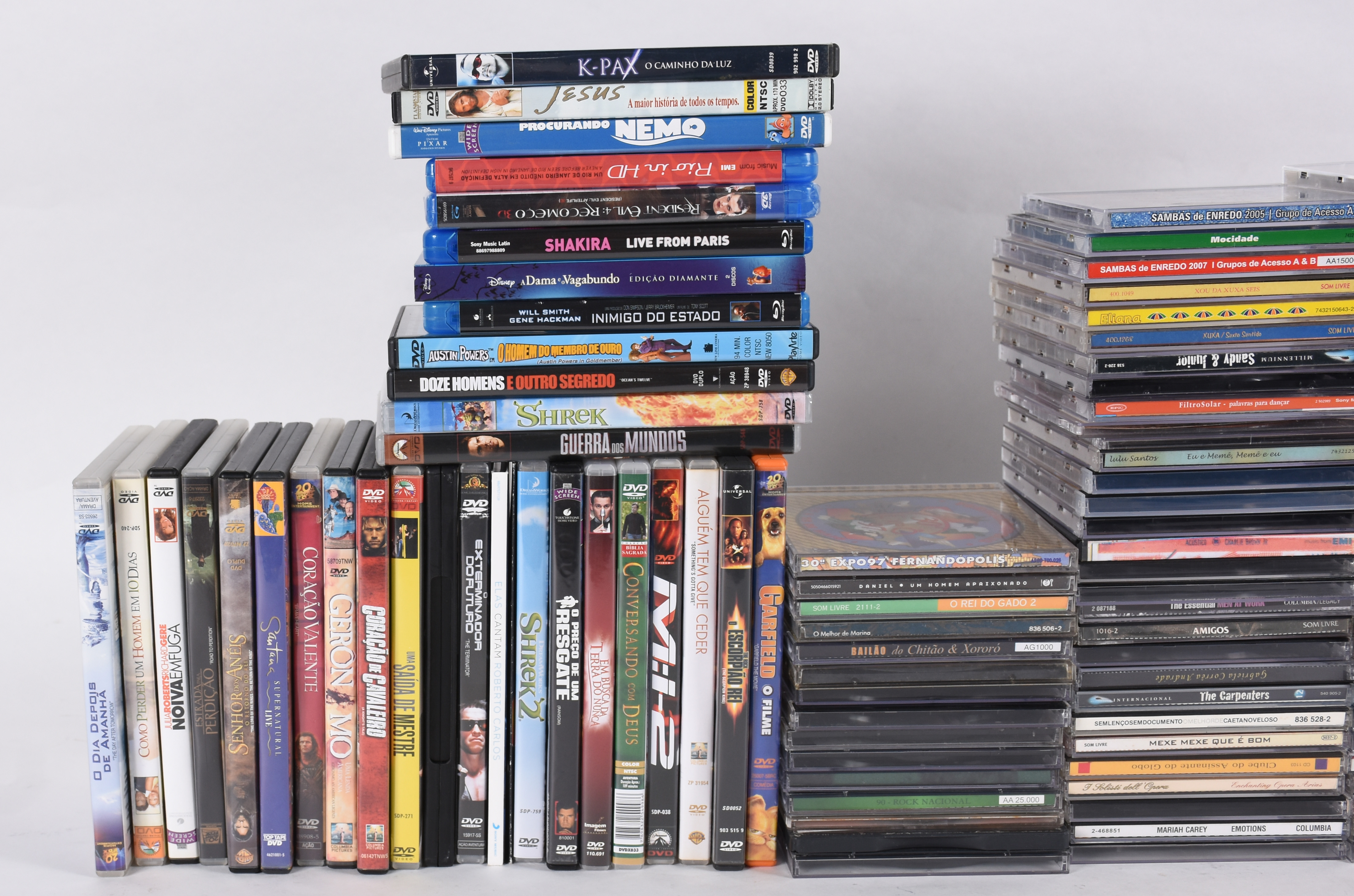 Lote com aproximadamente 250 cds e 80 dvds diversos. - foto 3 de 4
