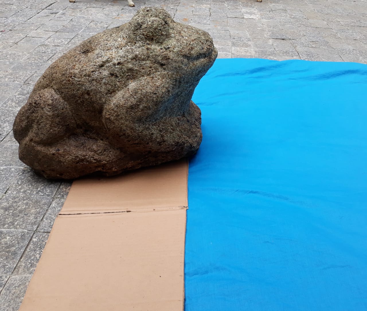 Escultura de pedra sabão mineira, peça única, representando um sapo. - foto 1 de 3