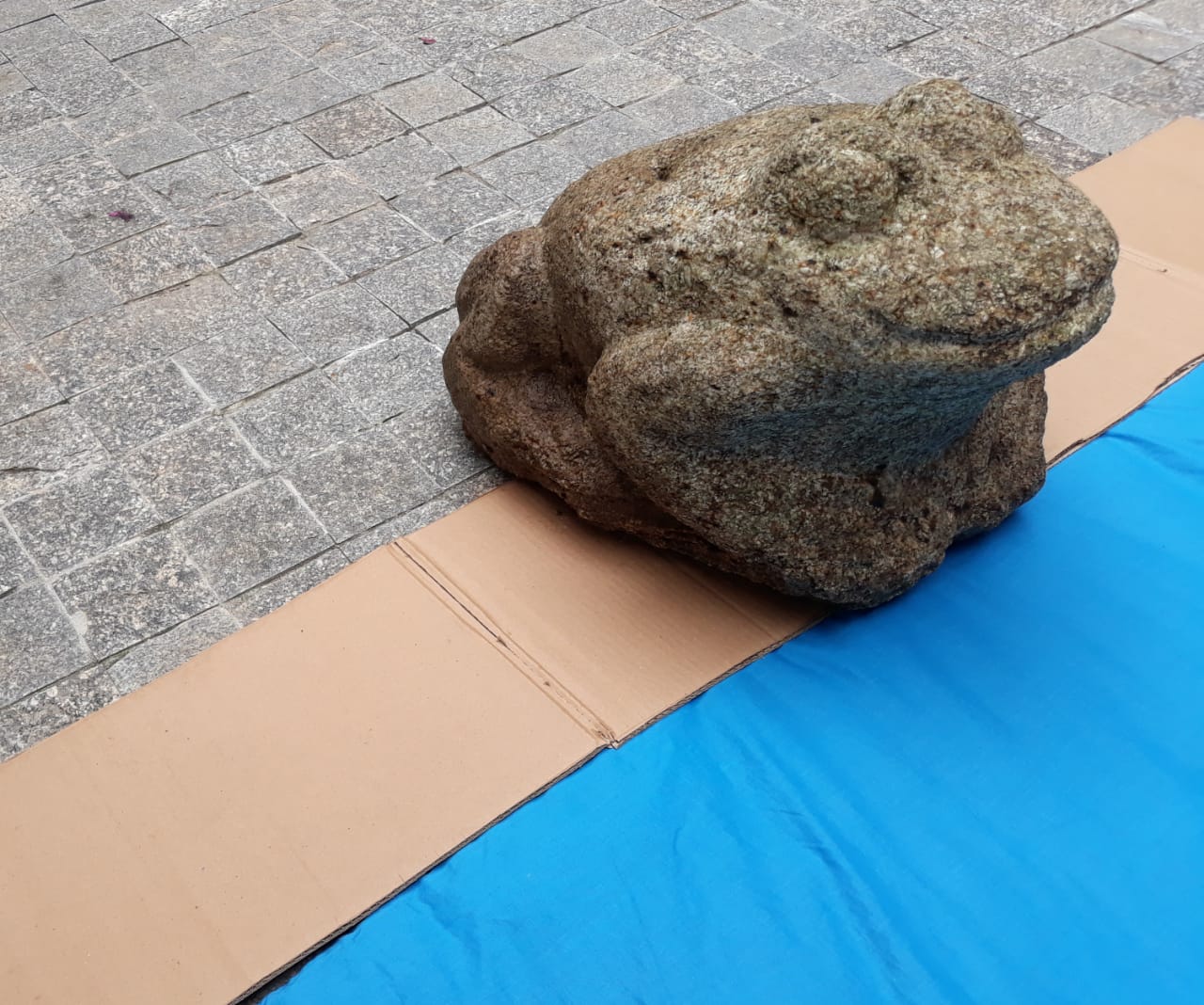 Escultura de pedra sabão mineira, peça única, representando um sapo. - foto 3 de 3