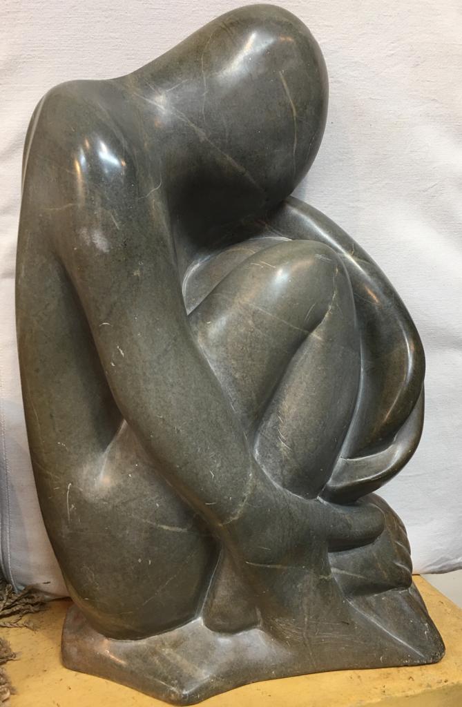 Escultura de pedra sabão representando figura. - foto 1 de 3