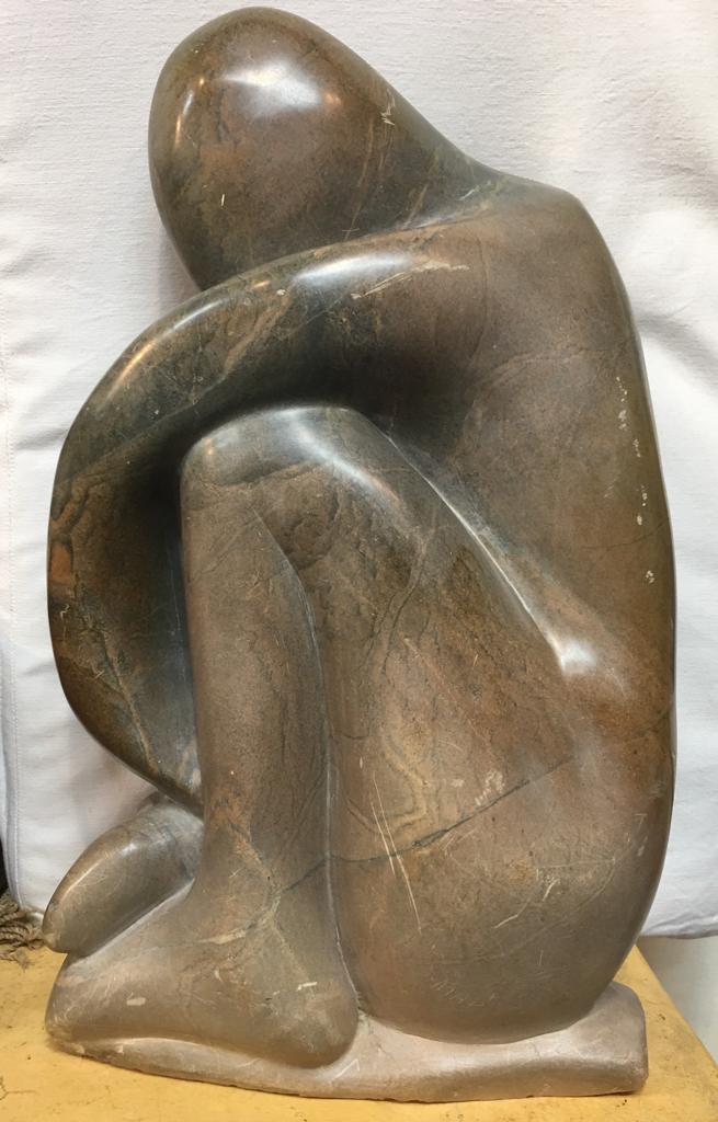 Escultura de pedra sabão representando figura. - foto 2 de 3