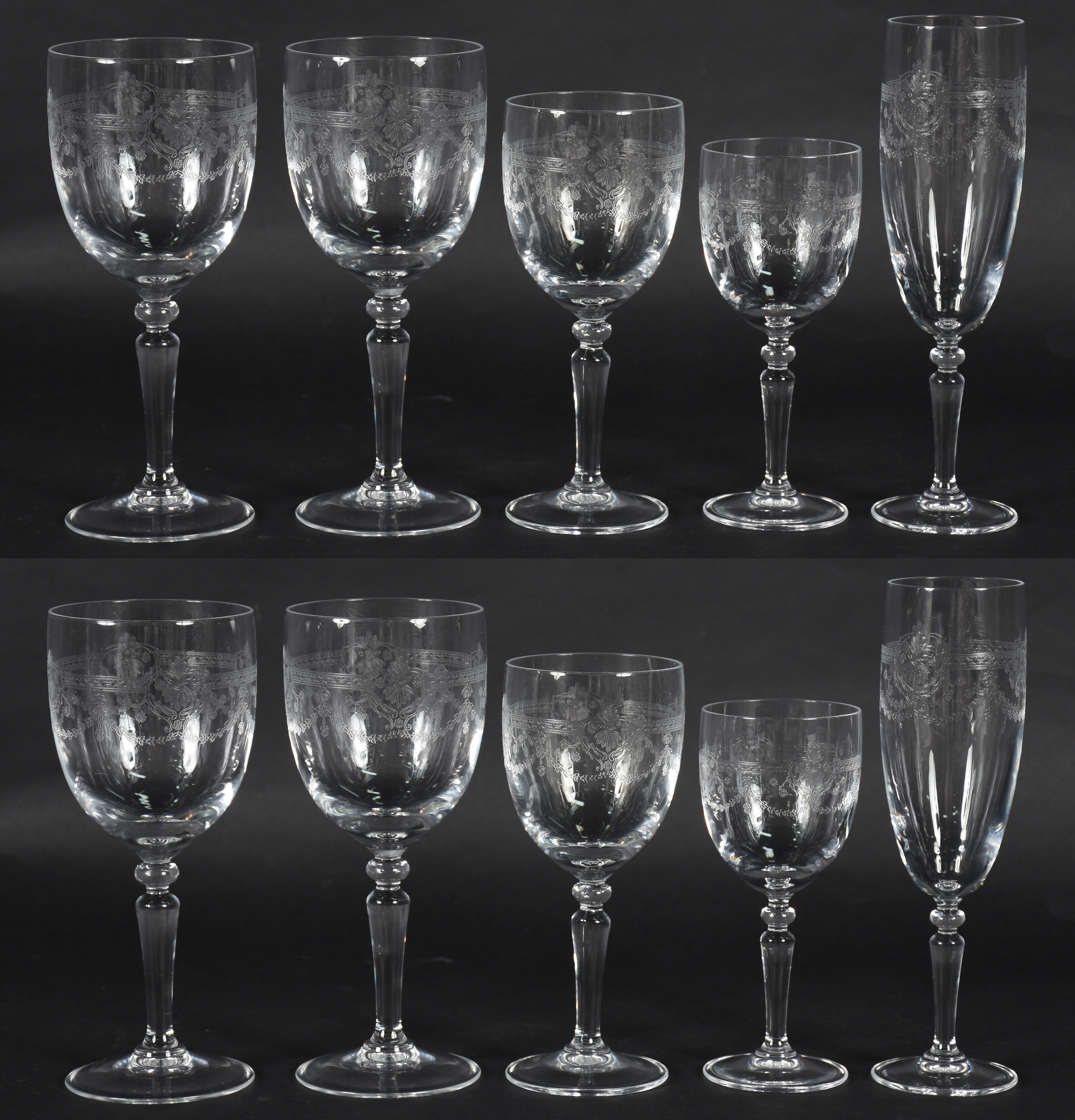 Serviço de cristal lavrado composto de 11 para vinho tinto, 8 para... - foto 1 de 4