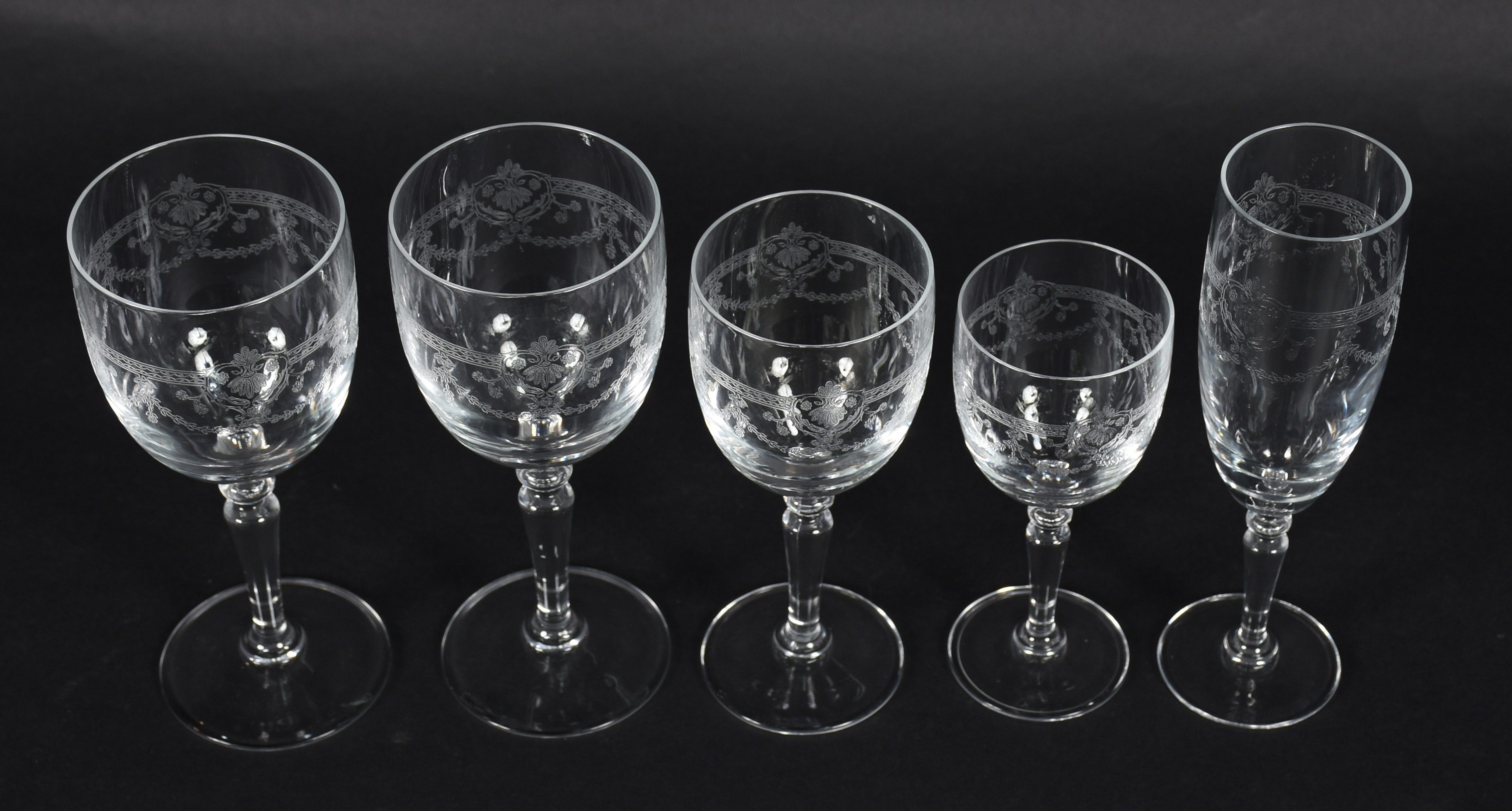 Serviço de cristal lavrado composto de 11 para vinho tinto, 8 para... - foto 2 de 4