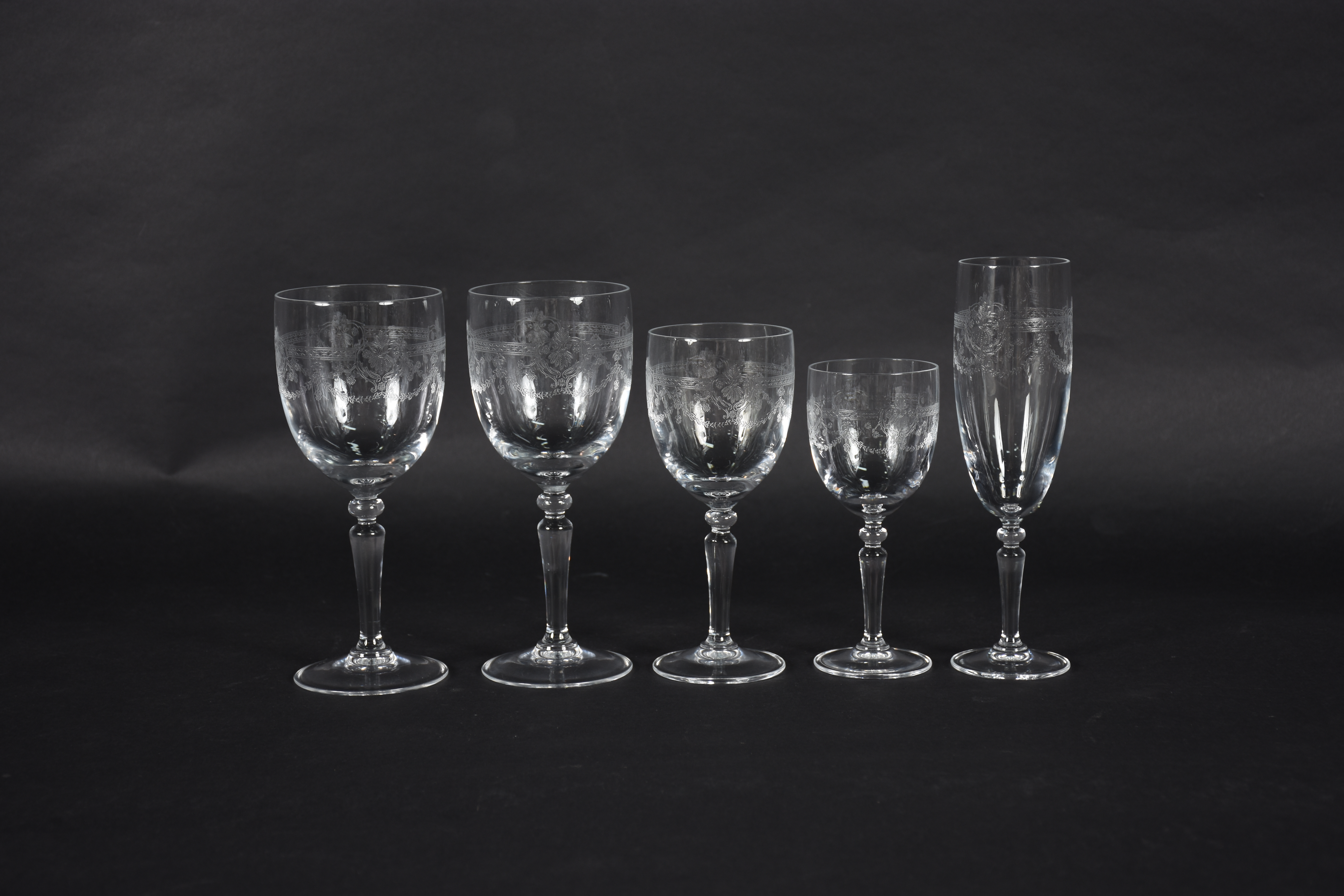 Serviço de cristal lavrado composto de 11 para vinho tinto, 8 para... - foto 3 de 4