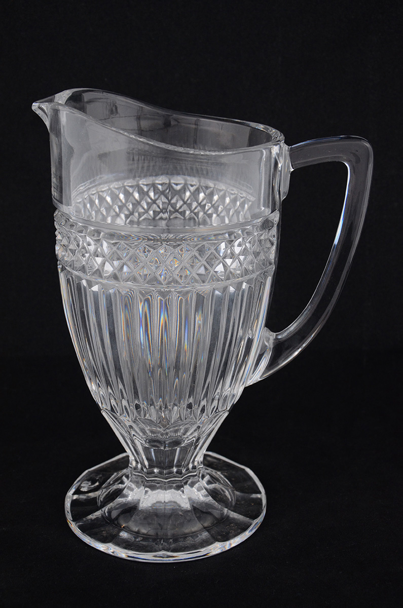 Jarra com alça de cristal lapidado. Altura 25 cm.