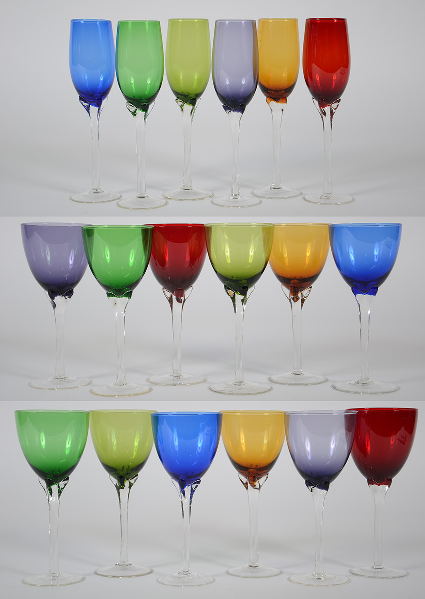 Jogo com 18 cálices em diversas cores, sendo 6 para água, 6 para...