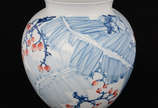Vaso em porcelana oriental pintado à mão com ba... - Vaso em porcelana oriental pintado à mão com base em madeira. Altura 38 cm e diâmetro 33 cm.