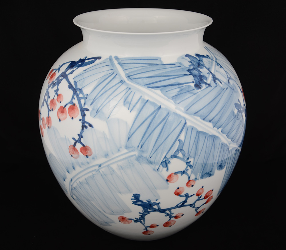 Vaso em porcelana oriental pintado à mão com base em madeira. Altura...