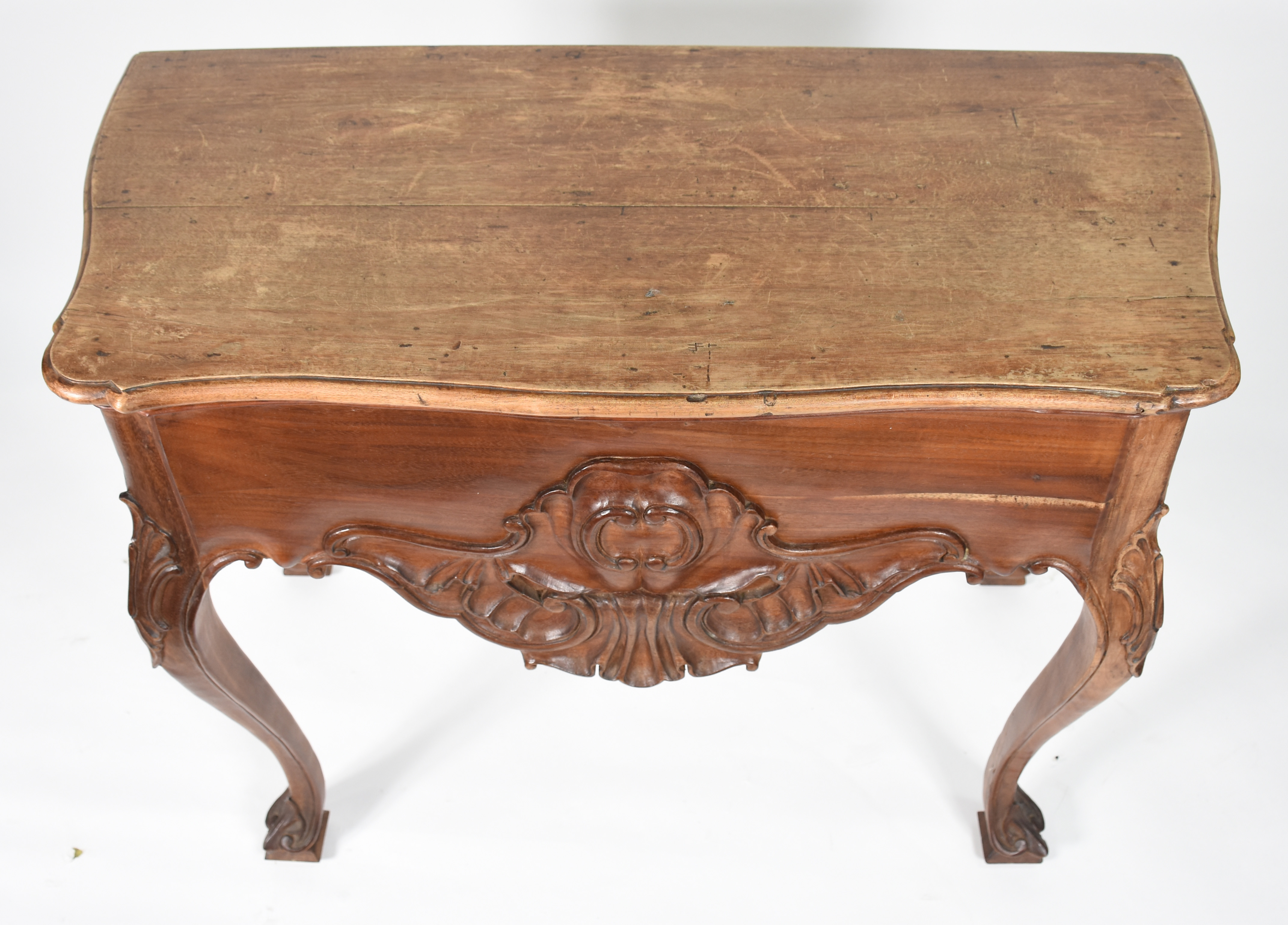 Console de madeira nobre com saia entalhada, estilo Dom José. - foto 4 de 5