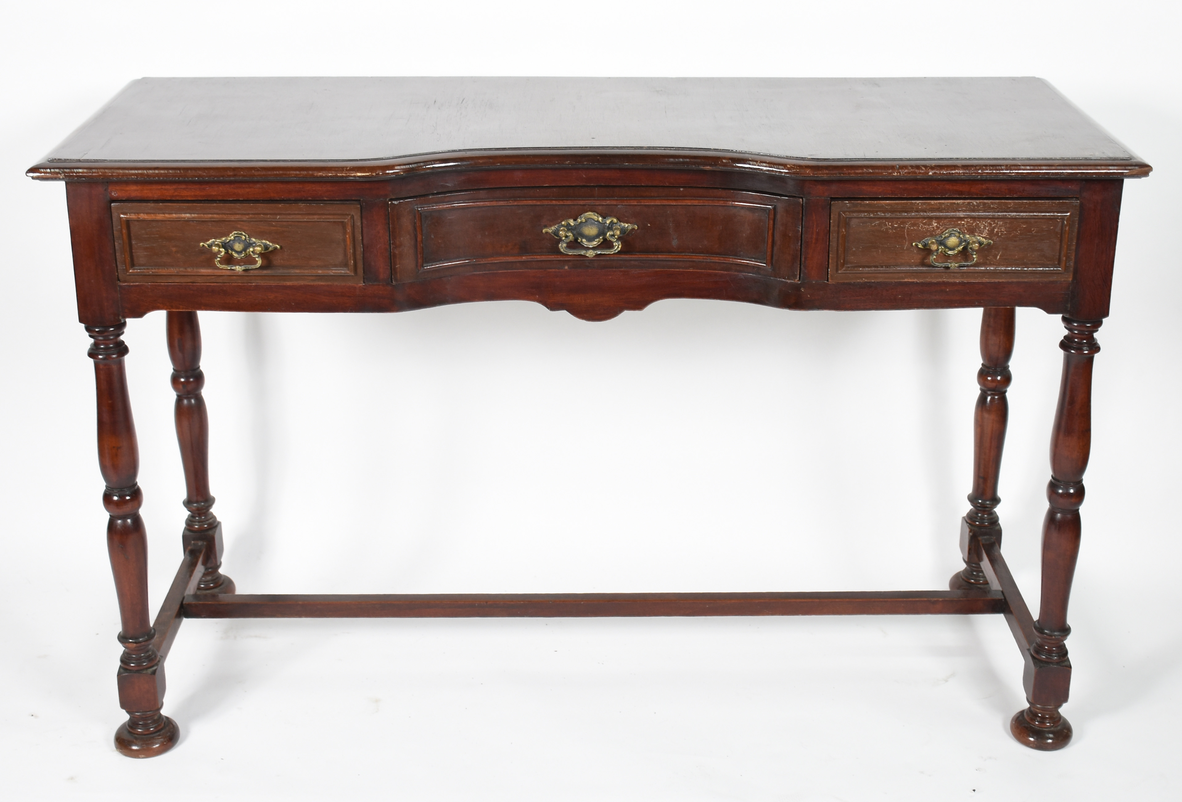 Mesa de madeira nobre com 3 gavetas e pernas torneadas ligadas por... - foto 1 de 5