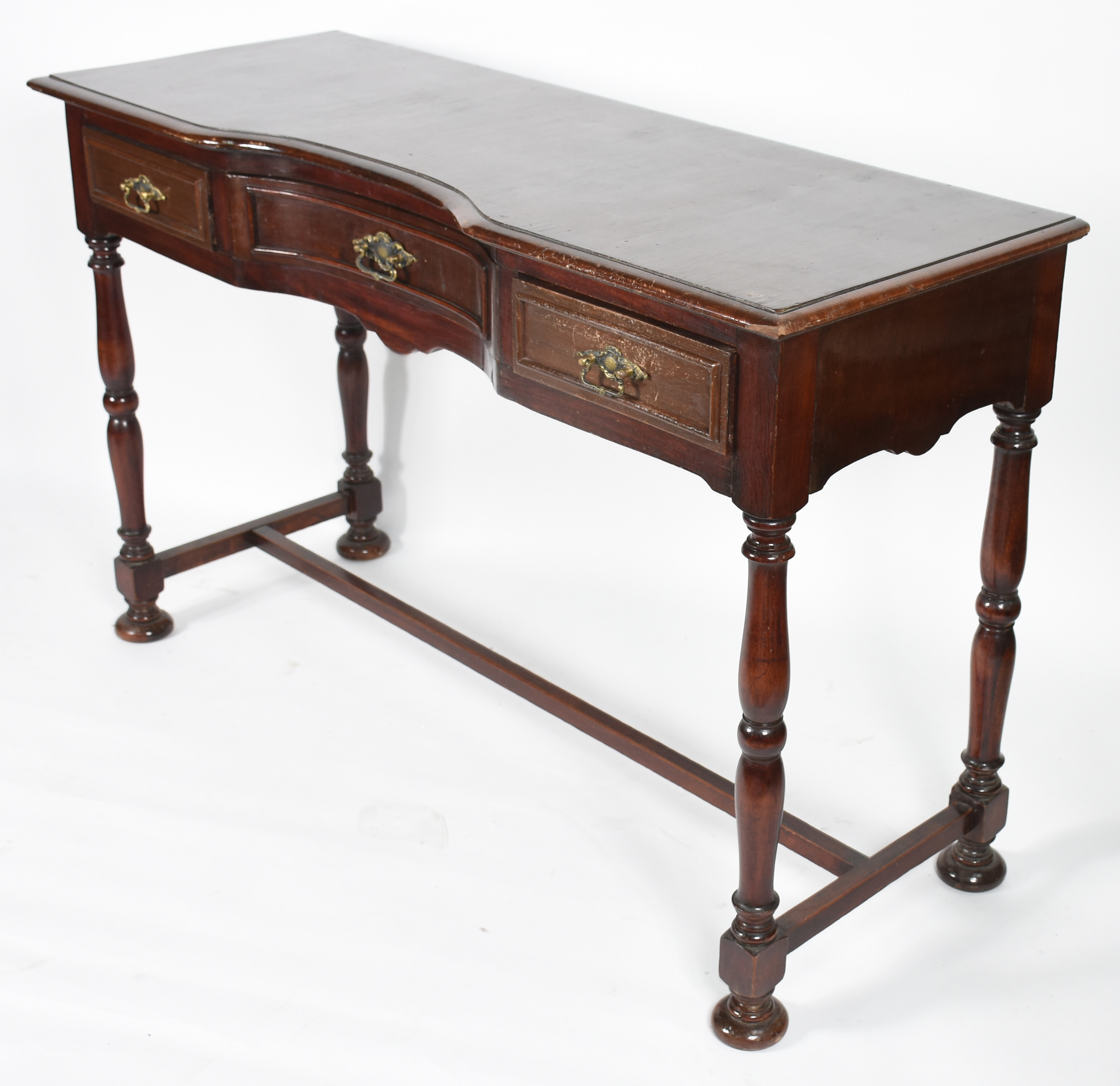 Mesa de madeira nobre com 3 gavetas e pernas torneadas ligadas por... - foto 2 de 5