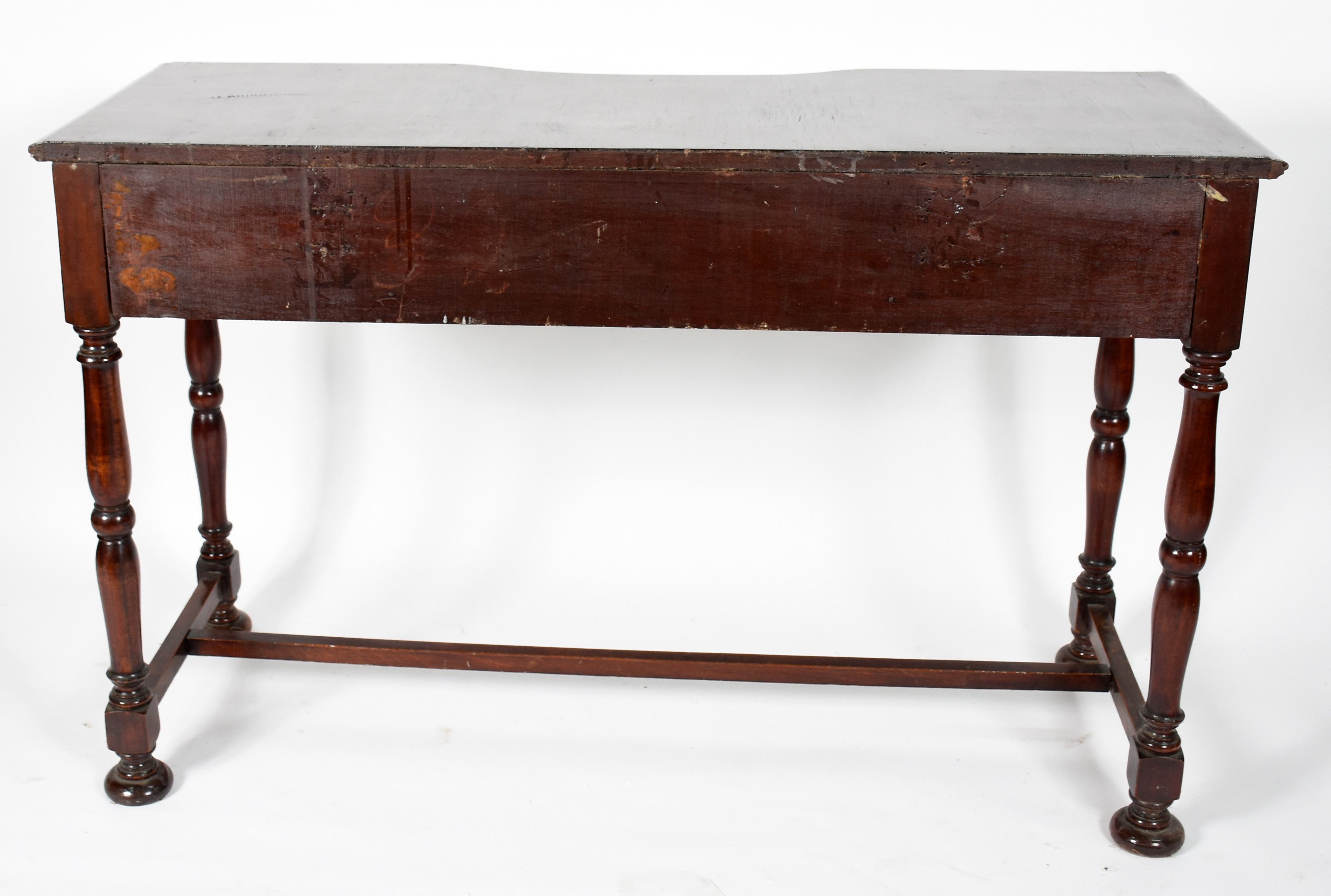 Mesa de madeira nobre com 3 gavetas e pernas torneadas ligadas por... - foto 4 de 5
