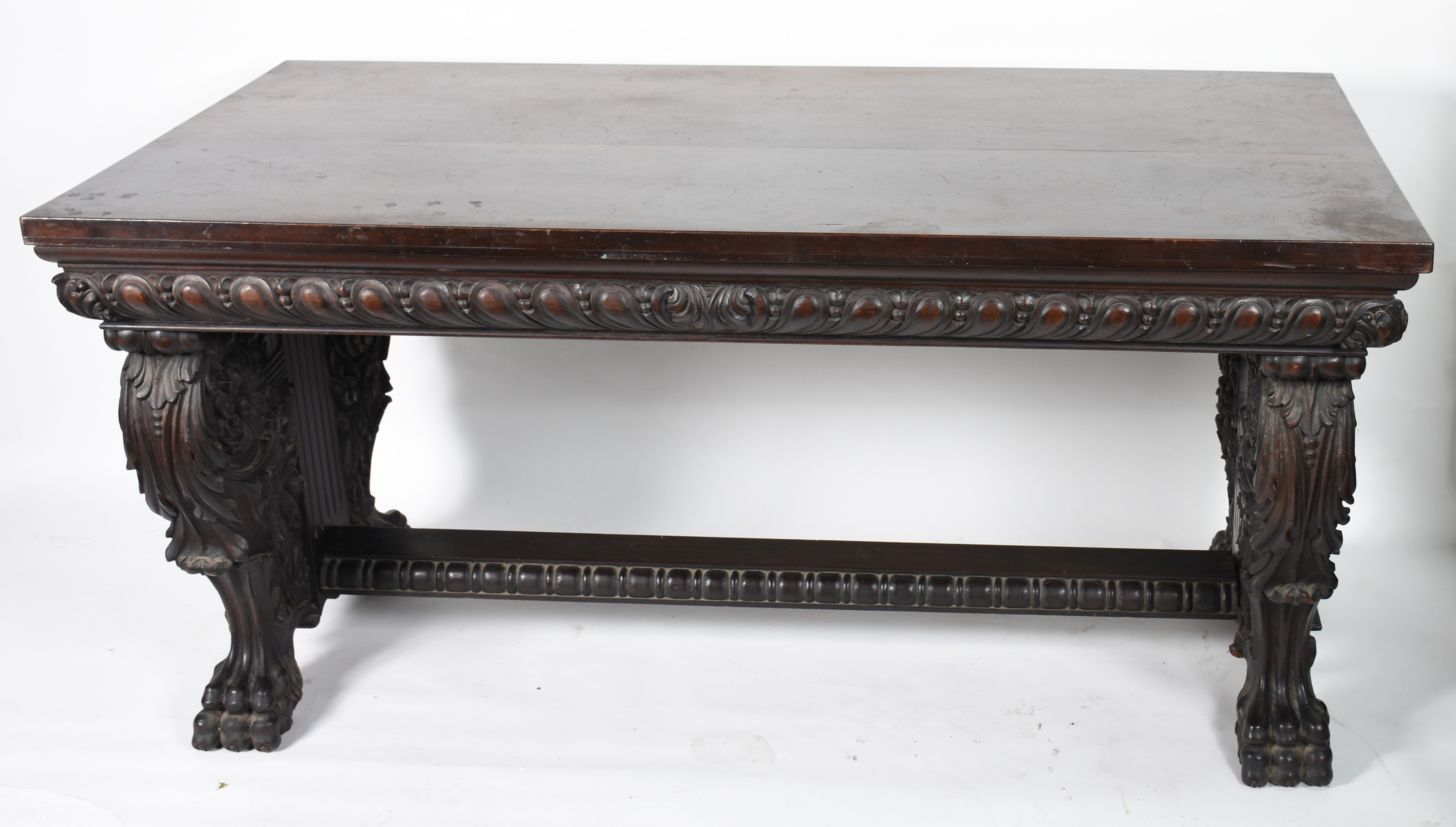 Mesa de madeira nobre, pernas ricamente entalhadas terminando em... - foto 1 de 4