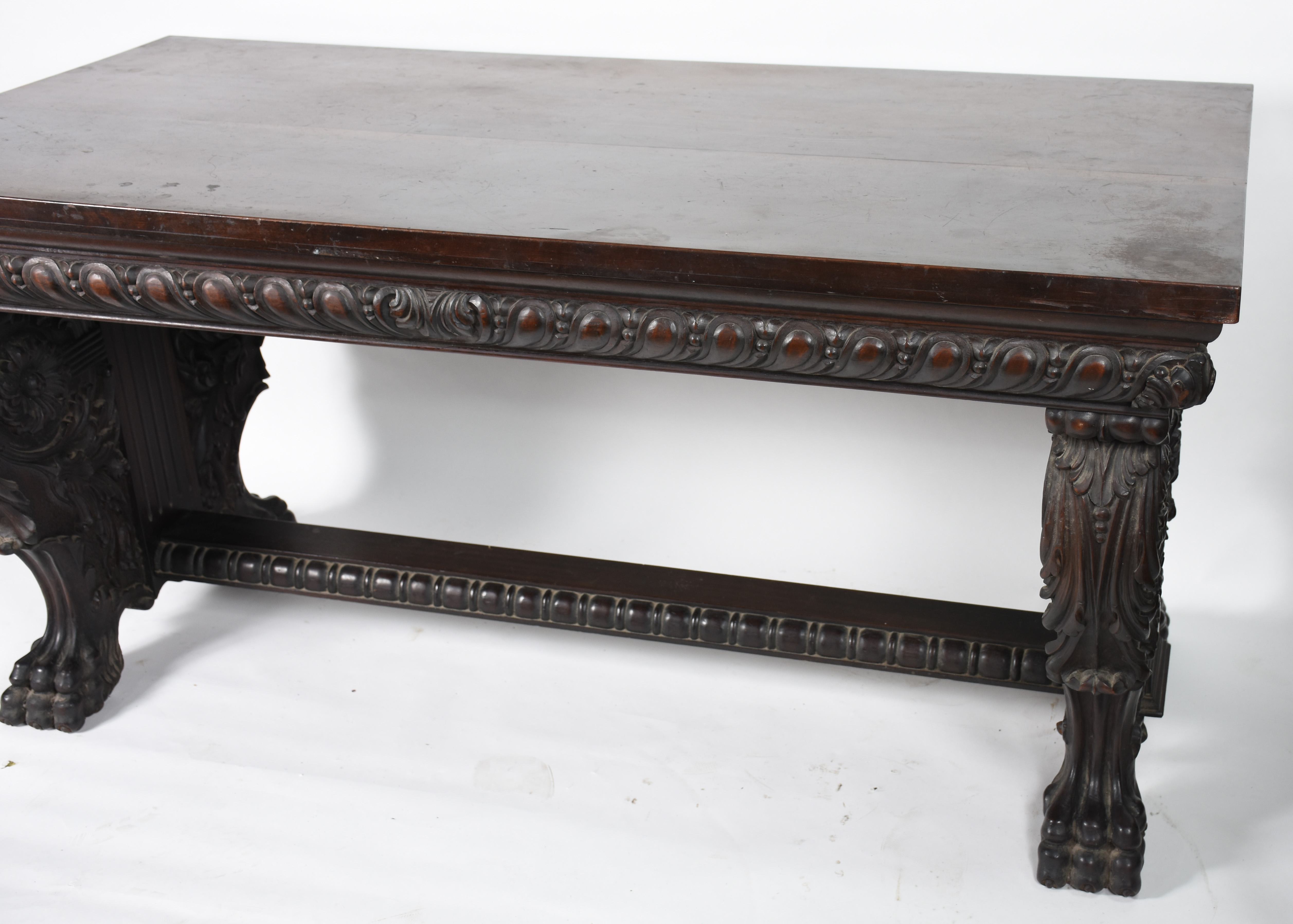 Mesa de madeira nobre, pernas ricamente entalhadas terminando em... - foto 2 de 4