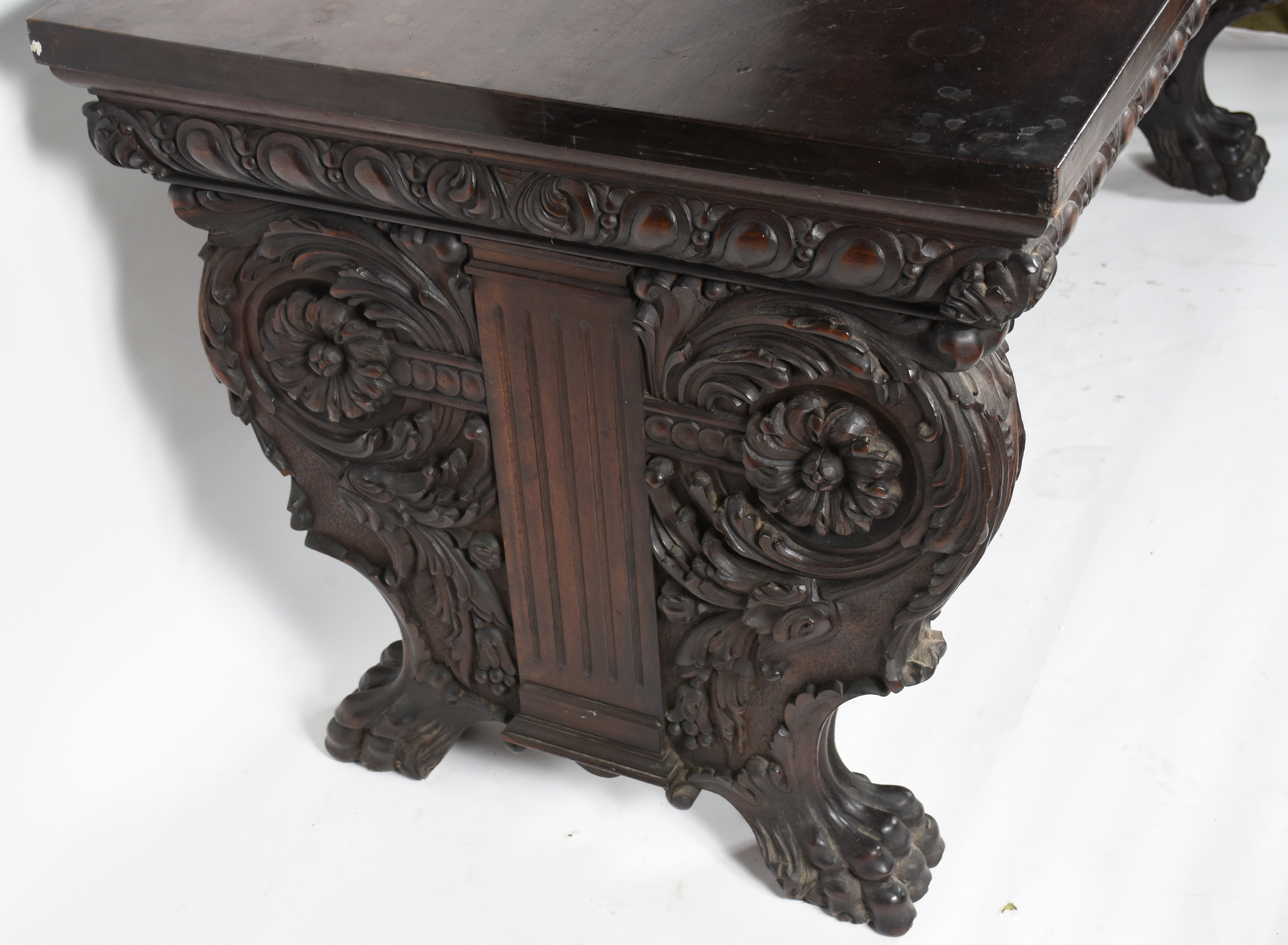 Mesa de madeira nobre, pernas ricamente entalhadas terminando em... - foto 3 de 4