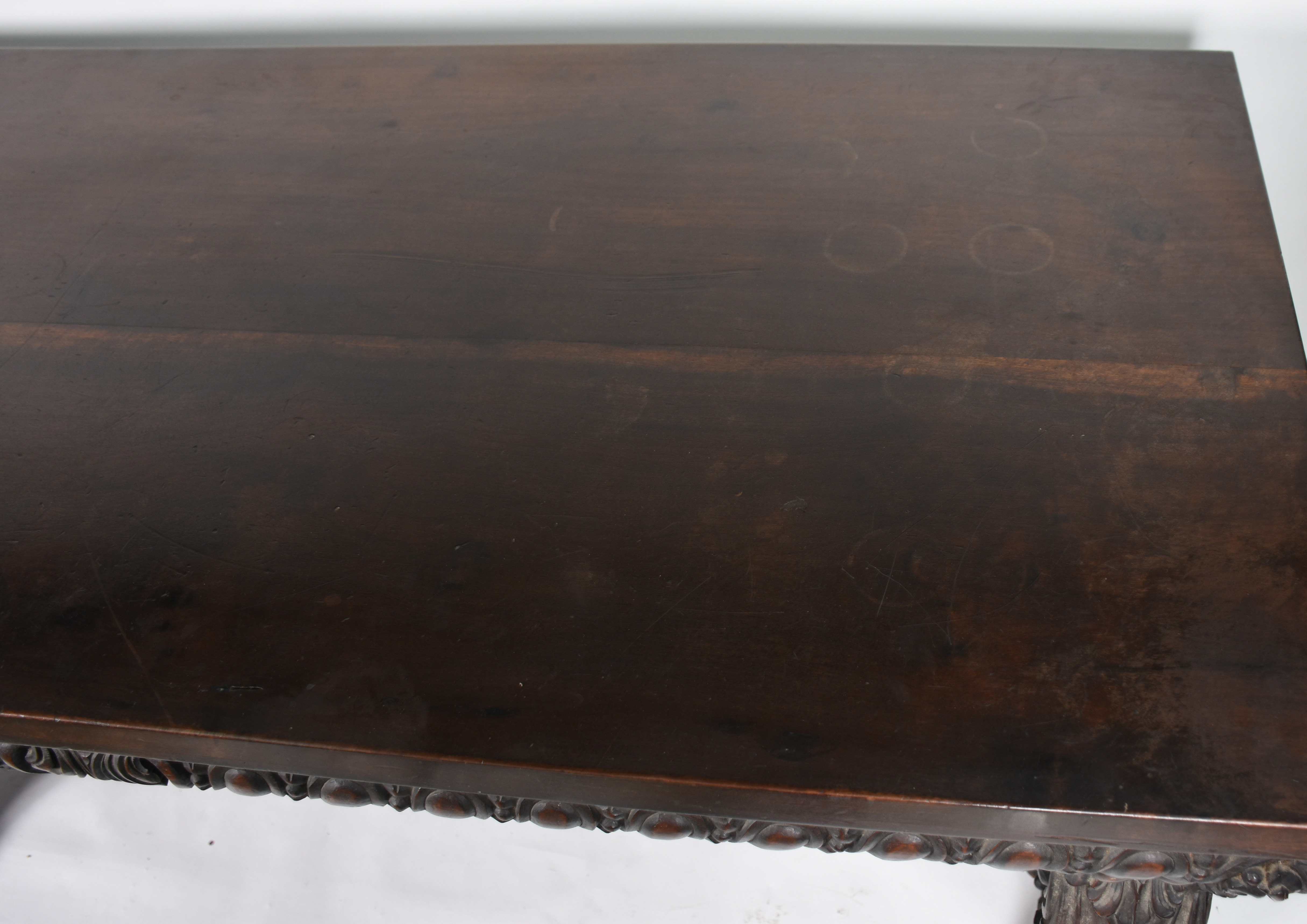 Mesa de madeira nobre, pernas ricamente entalhadas terminando em... - foto 4 de 4