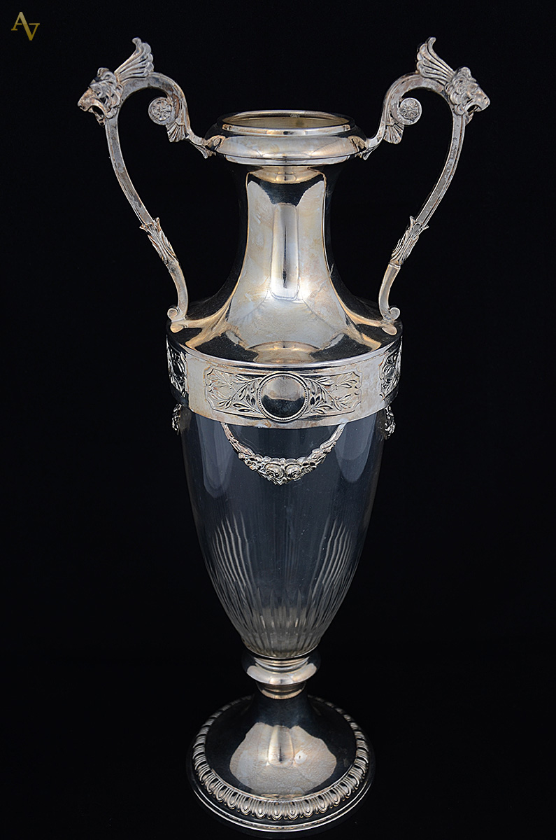 Anfora de metal prateado e cristal. Altura 49 cm.