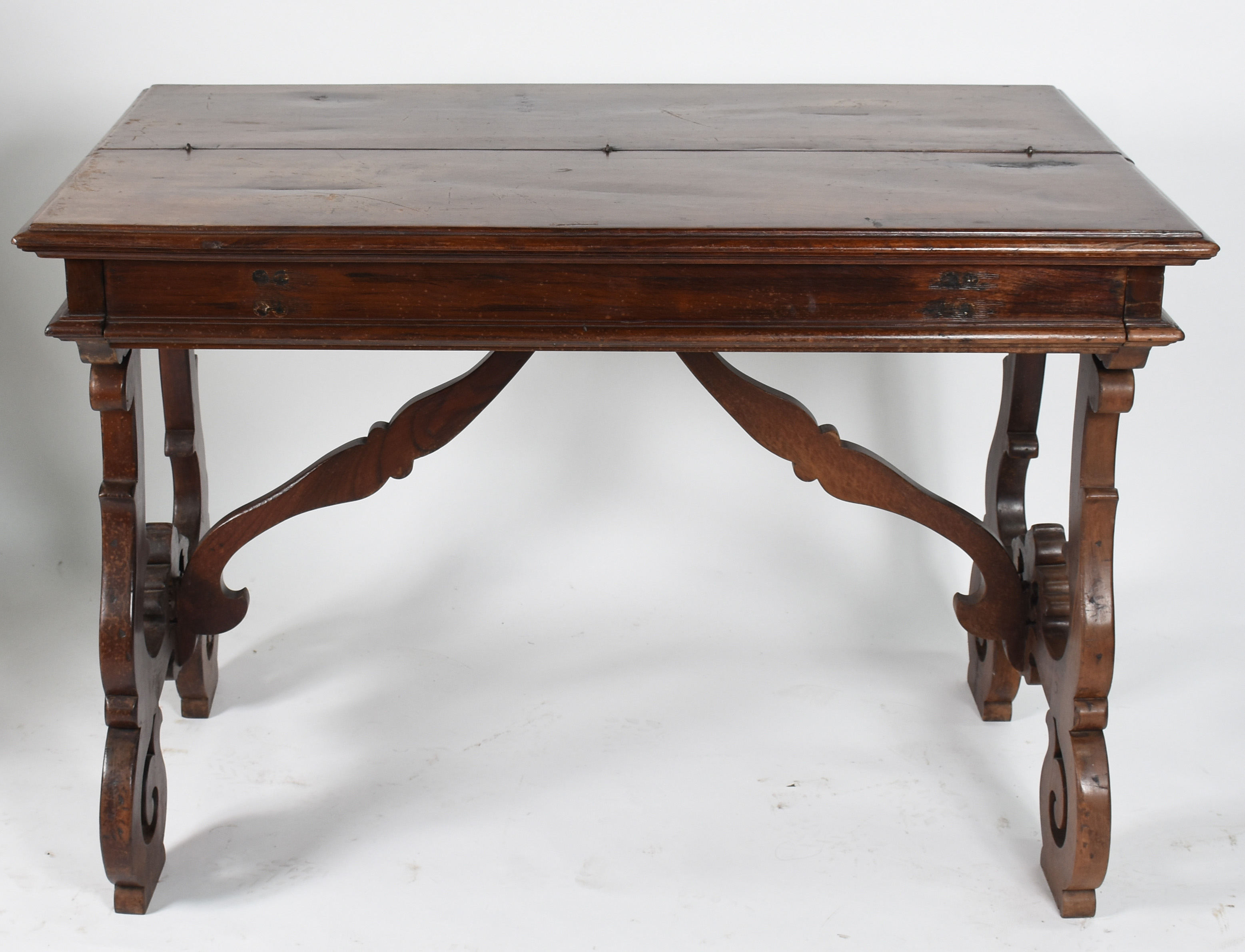 Mesa escrivaninha de madeira nobre, tampo articulado com escaninhos... - foto 1 de 8
