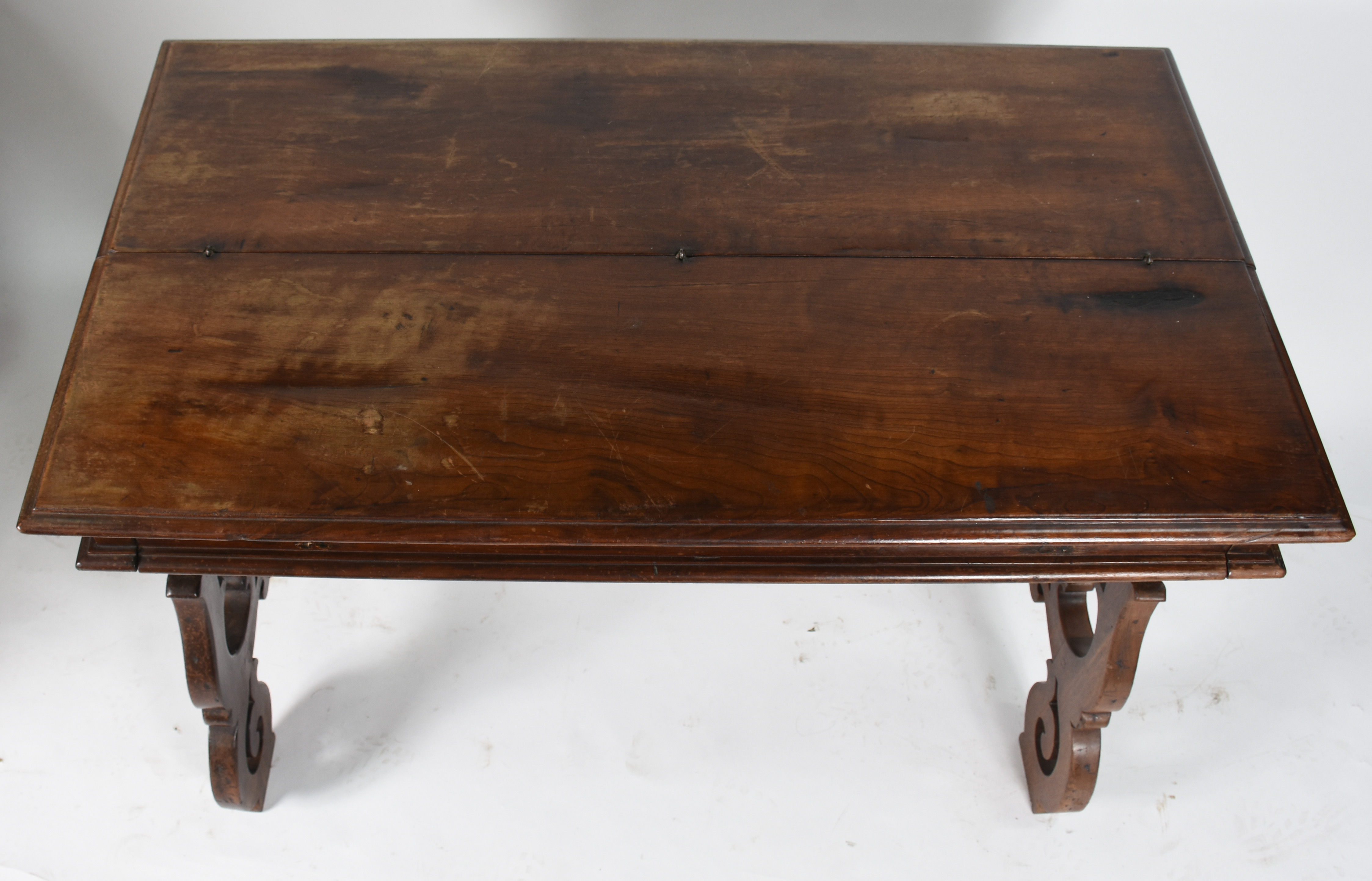 Mesa escrivaninha de madeira nobre, tampo articulado com escaninhos... - foto 2 de 8