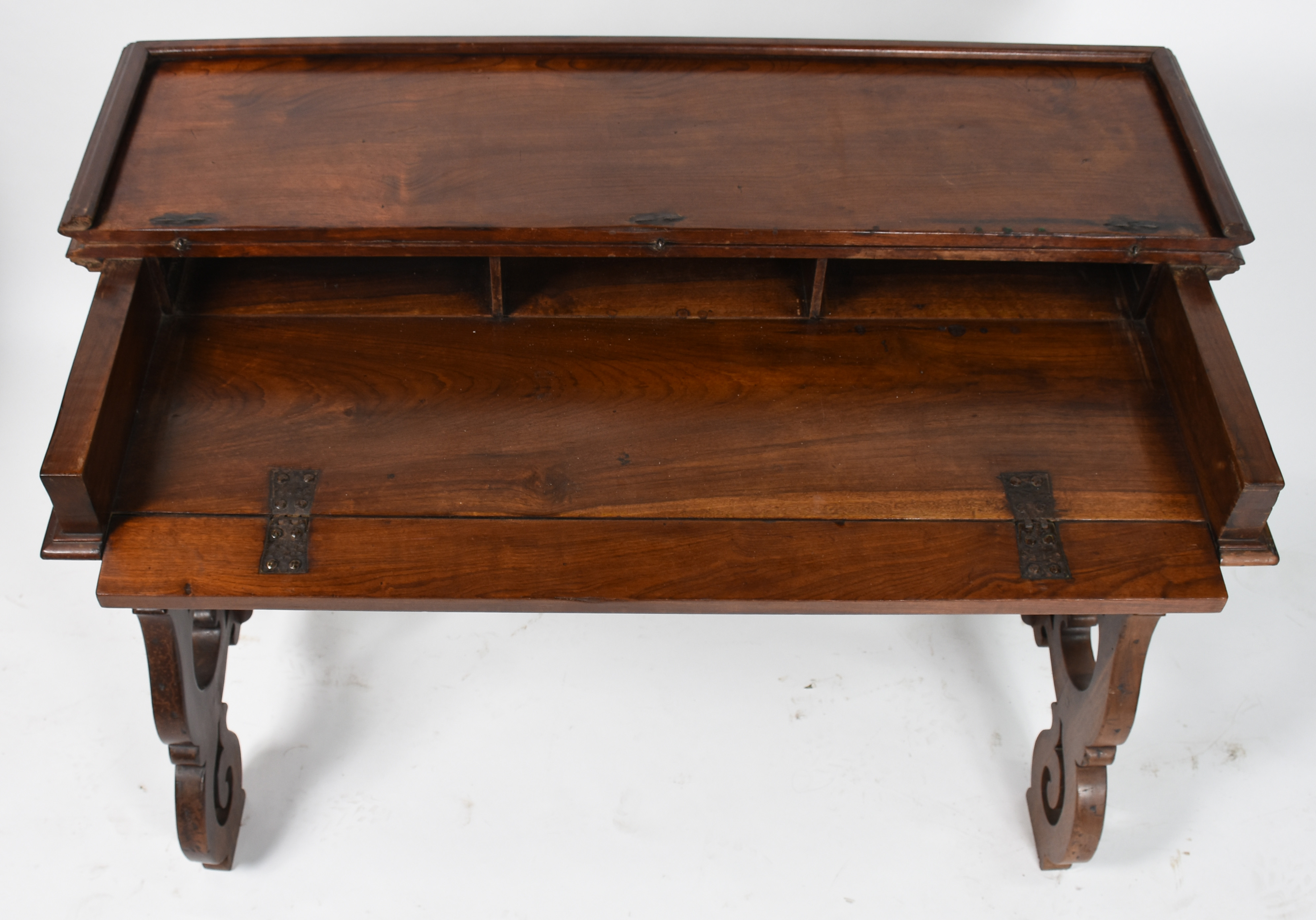 Mesa escrivaninha de madeira nobre, tampo articulado com escaninhos... - foto 3 de 8