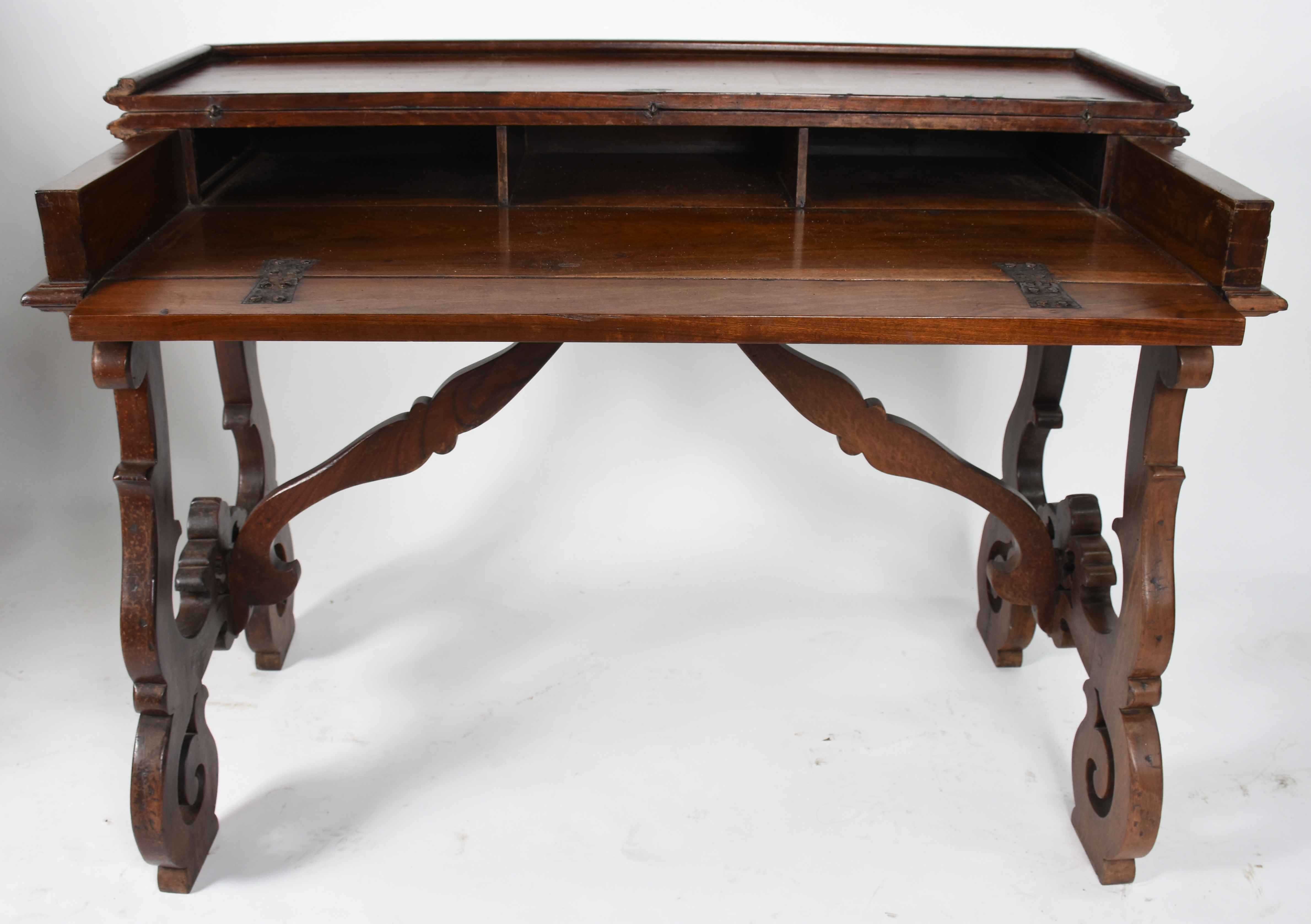 Mesa escrivaninha de madeira nobre, tampo articulado com escaninhos... - foto 4 de 8